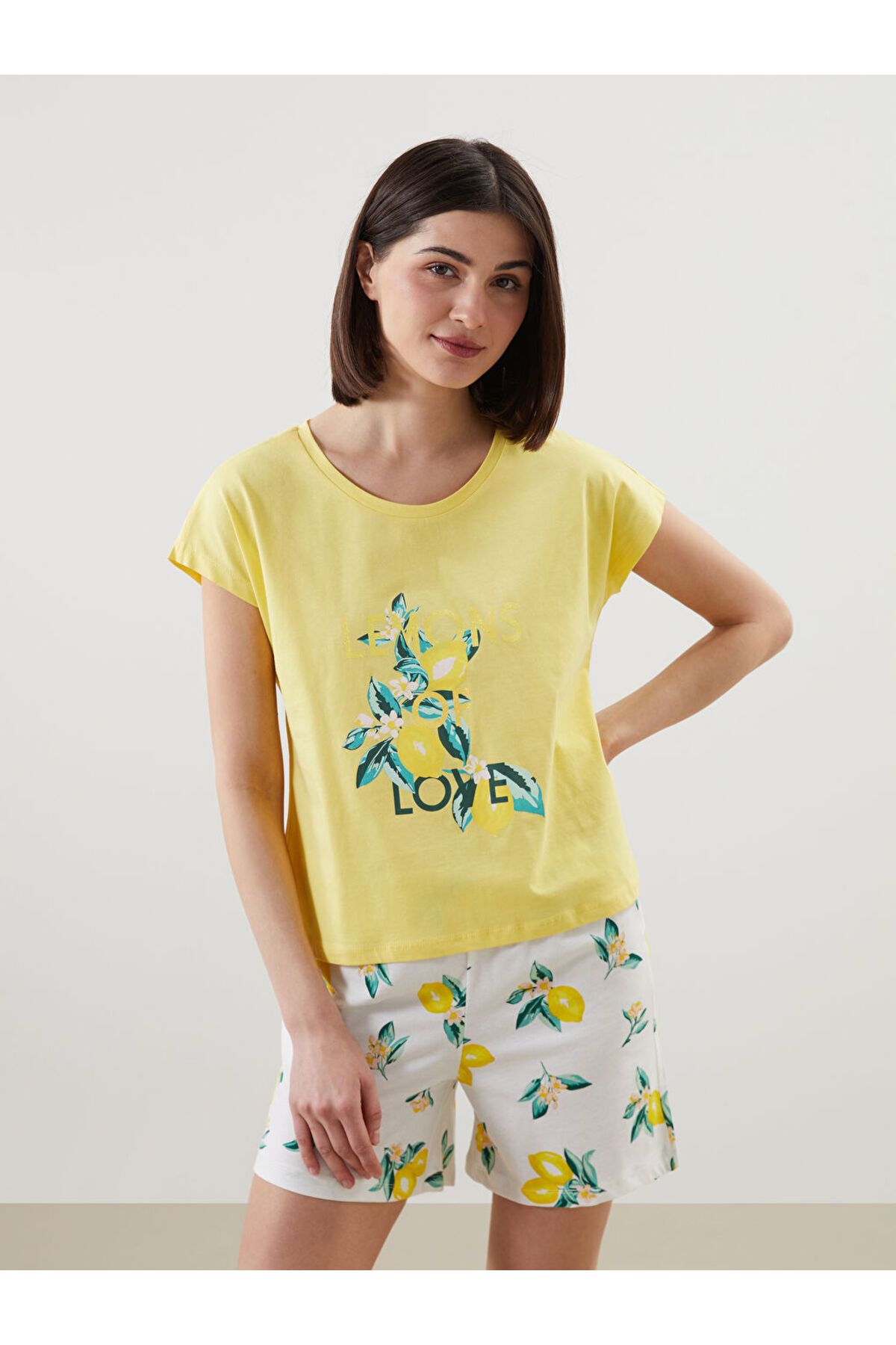 LC Waikiki Yeni Sezon Bisiklet Yaka Baskili Kadin Sortlu Pijama Takimi - S5EP09Z8