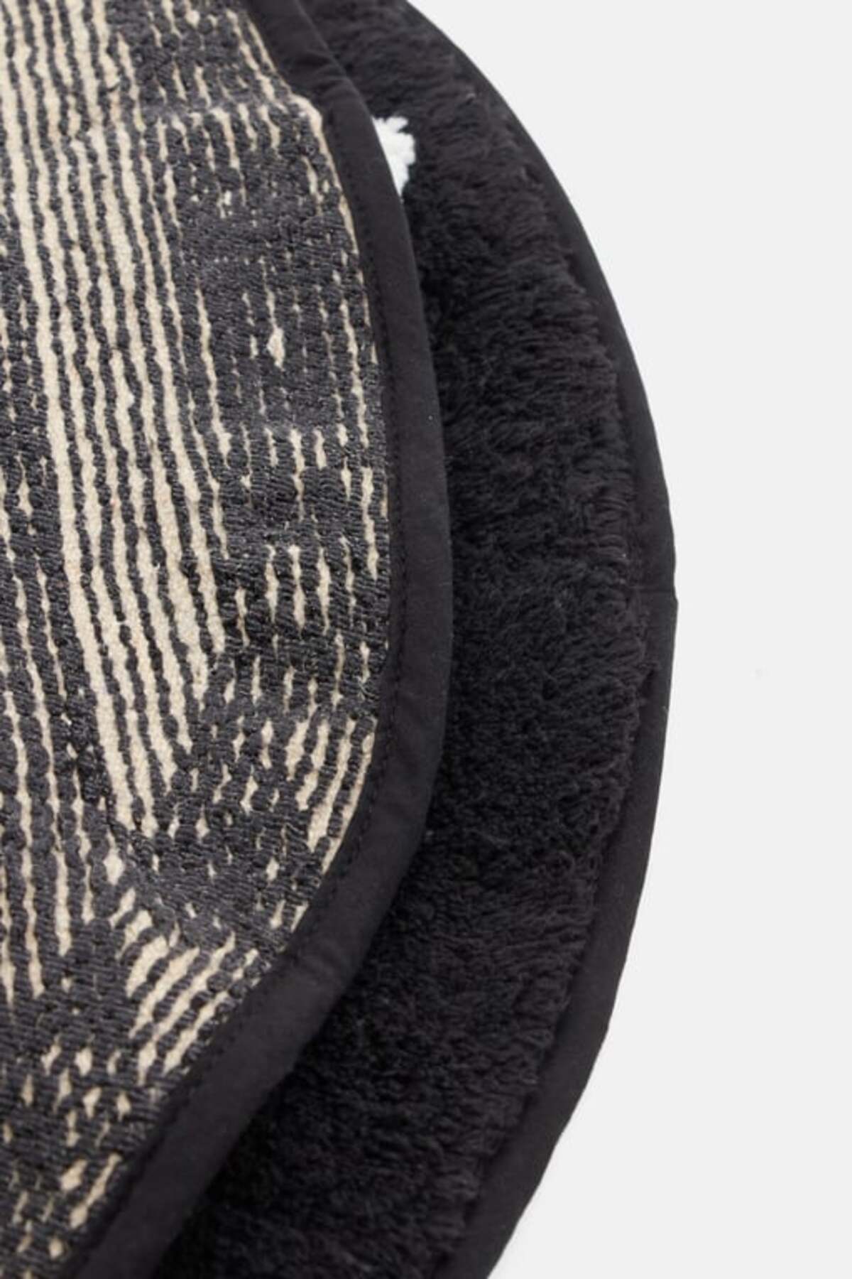ALLURE-Get Chic Done Bath Rug, Black/White 3