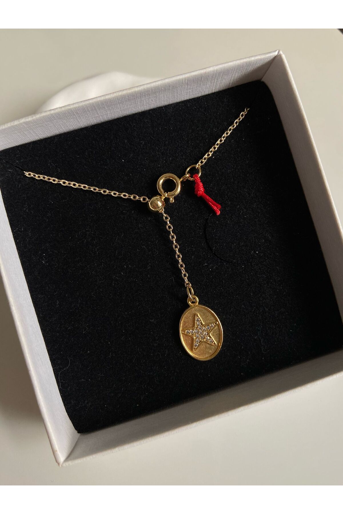 Taşlı Yıldız Plaka Ve Kırmızı Kurdela Gold Altın Kaplama Asansör Kolye - Detay Görseli 2