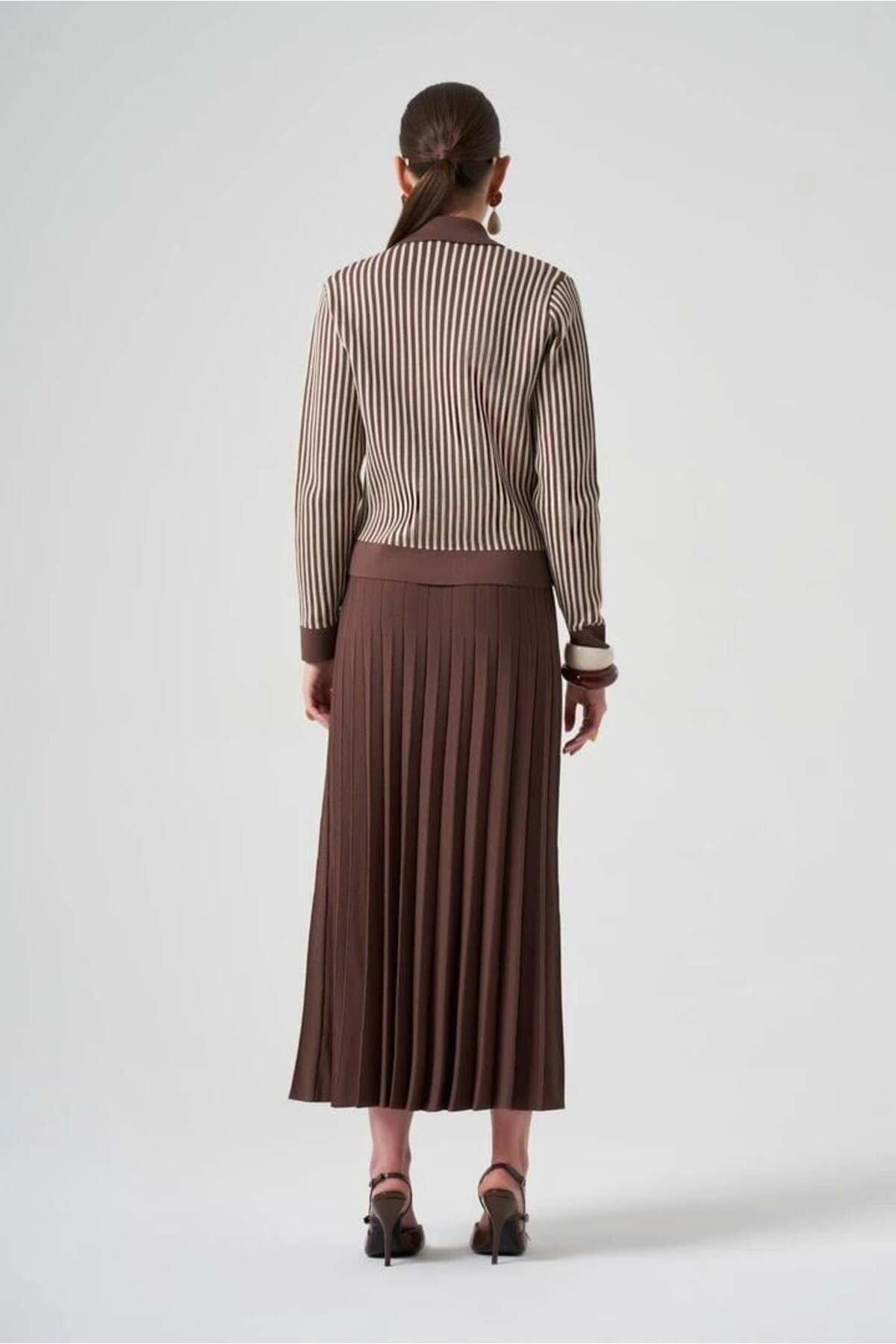 Nuss-Mercerized Suit with Cardigan, Upright Stripe and Pleat Skirt 4