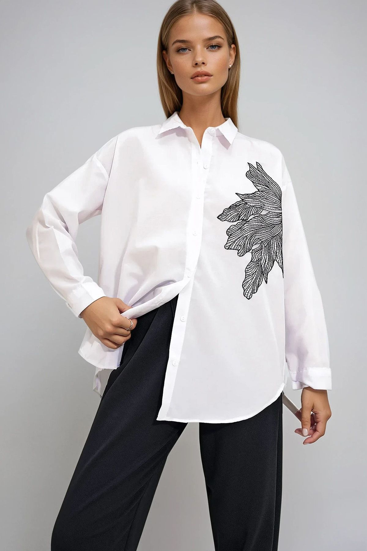 VAGGON-Women's White Floral Embroidery Oversize Woven Shirt Prmx12651 1