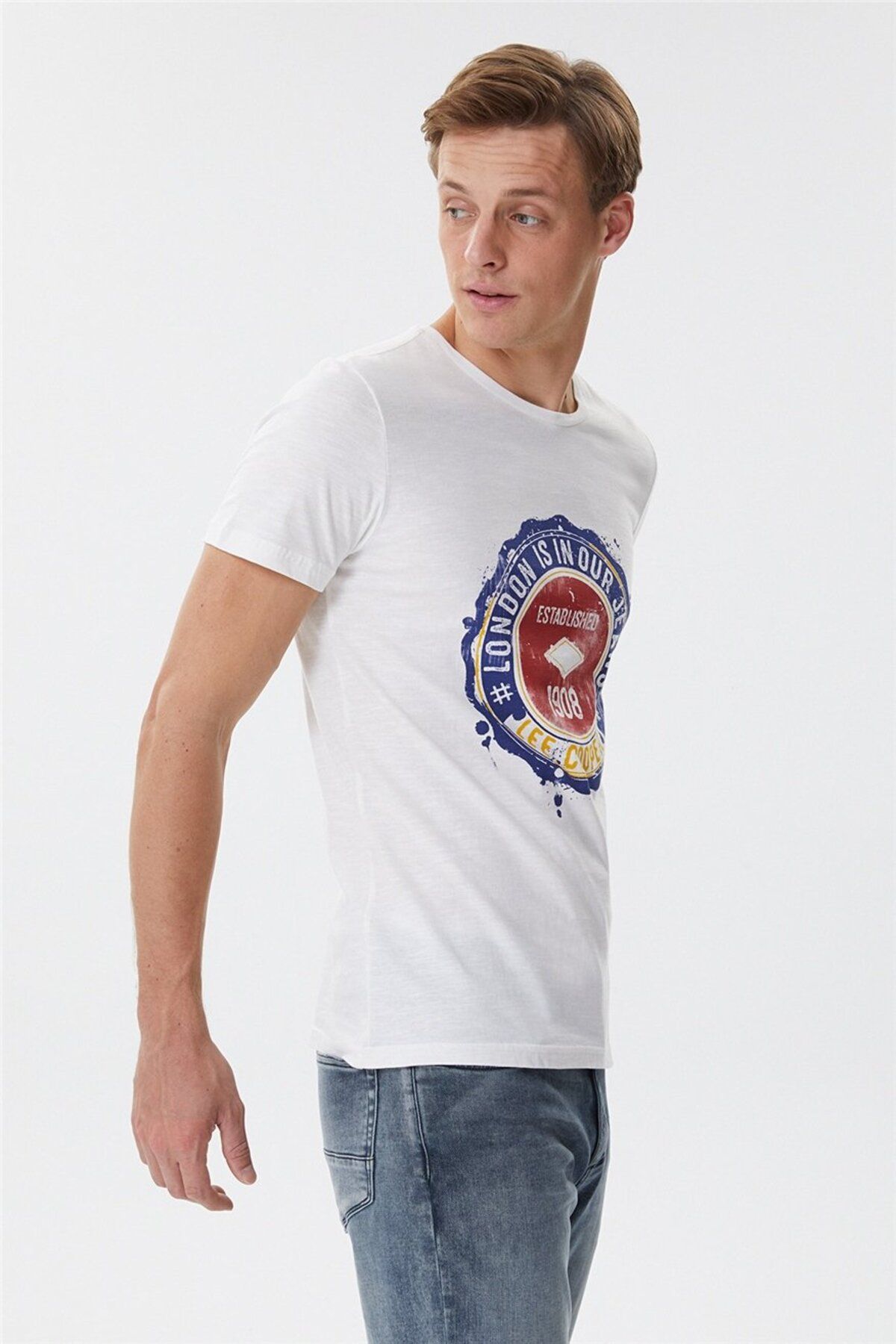 تی شرت سفید مردانه رایلی که یقه Lee Cooper