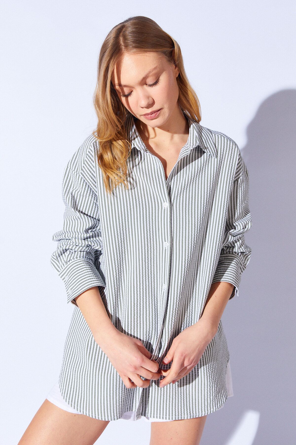 Manche-Seersucker Striped Oversize Relaxed Fit Women's Shirt |   Khaki Mks 1610021 -1 2