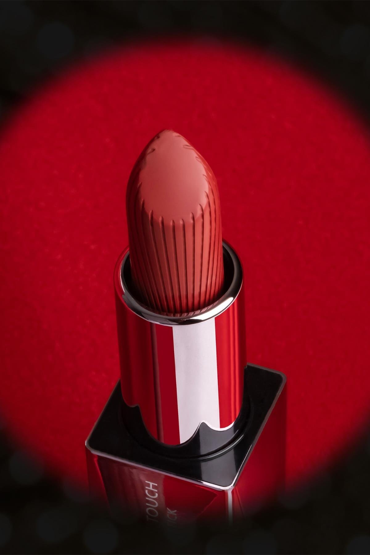 Uzun Süre Kalıcı Nemlendirici Pürüzsüz Etkili Yarı Mat Ruj - Satin Touch Lipstick 827 Bordeaux — قرمز SATINTOUCH — تصویر 6 از 8