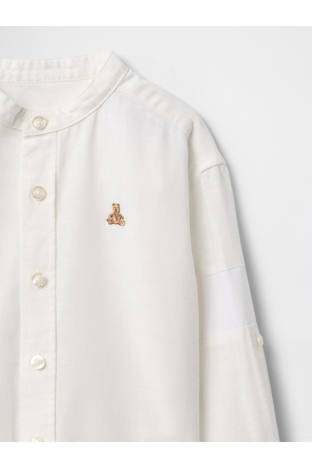 GAP Erkek Bebek Kırık Beyaz Brannan Bear İşlemeli Keten Karışımı Gömlek fotoğrafı 2 (önizleme)