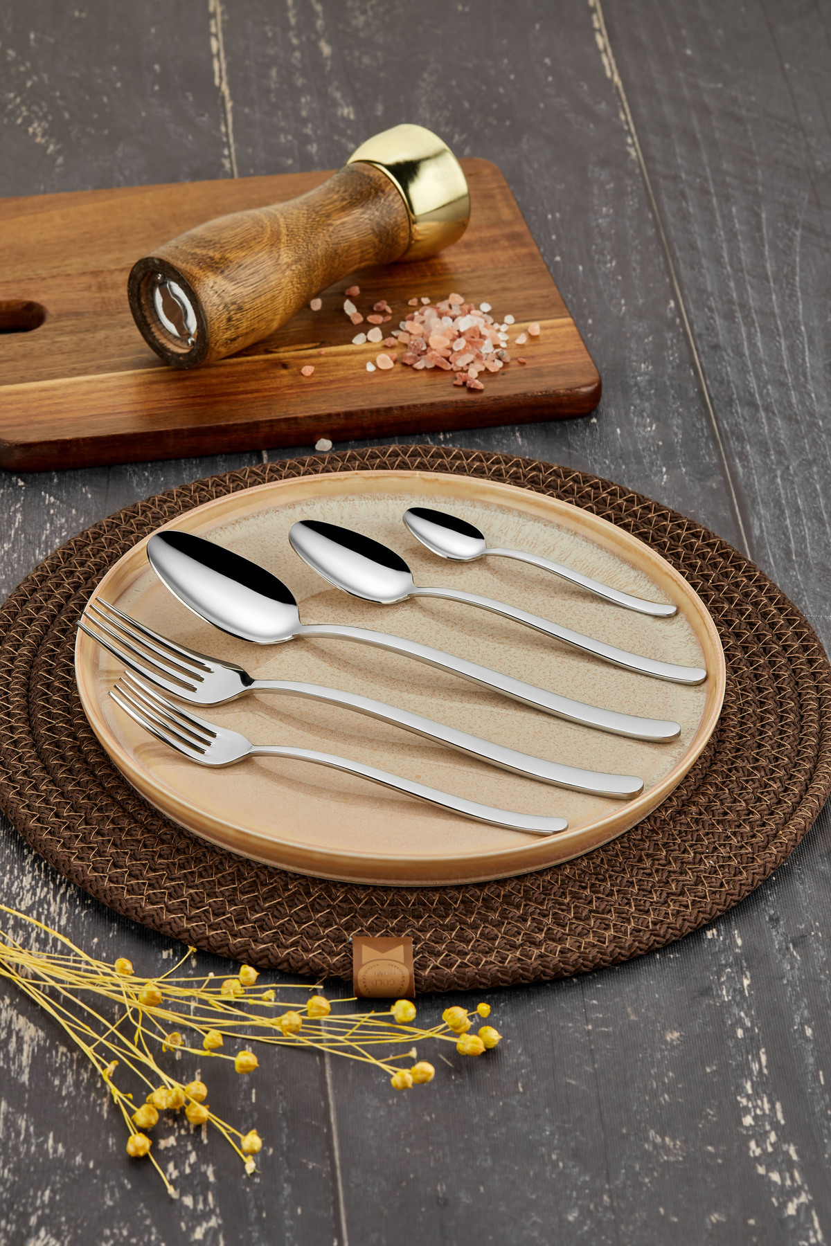 VEGA 30-PIECE CUTLERY SET