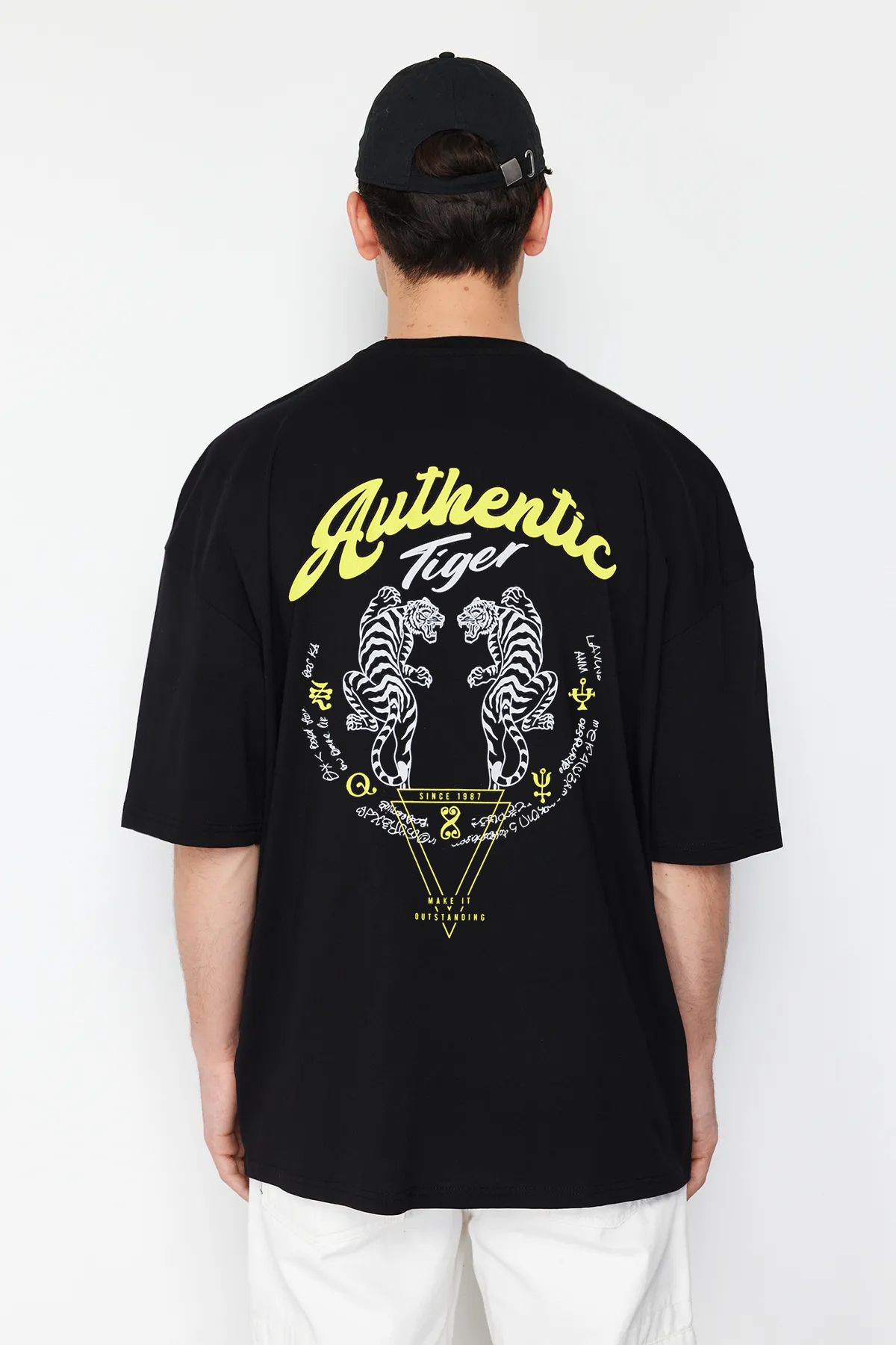 Trendyol Collection Oversize'owa Czarna Bawełniana Koszulka Z Nadrukiem - Tmnss25ts00084 Mężczyzna - M