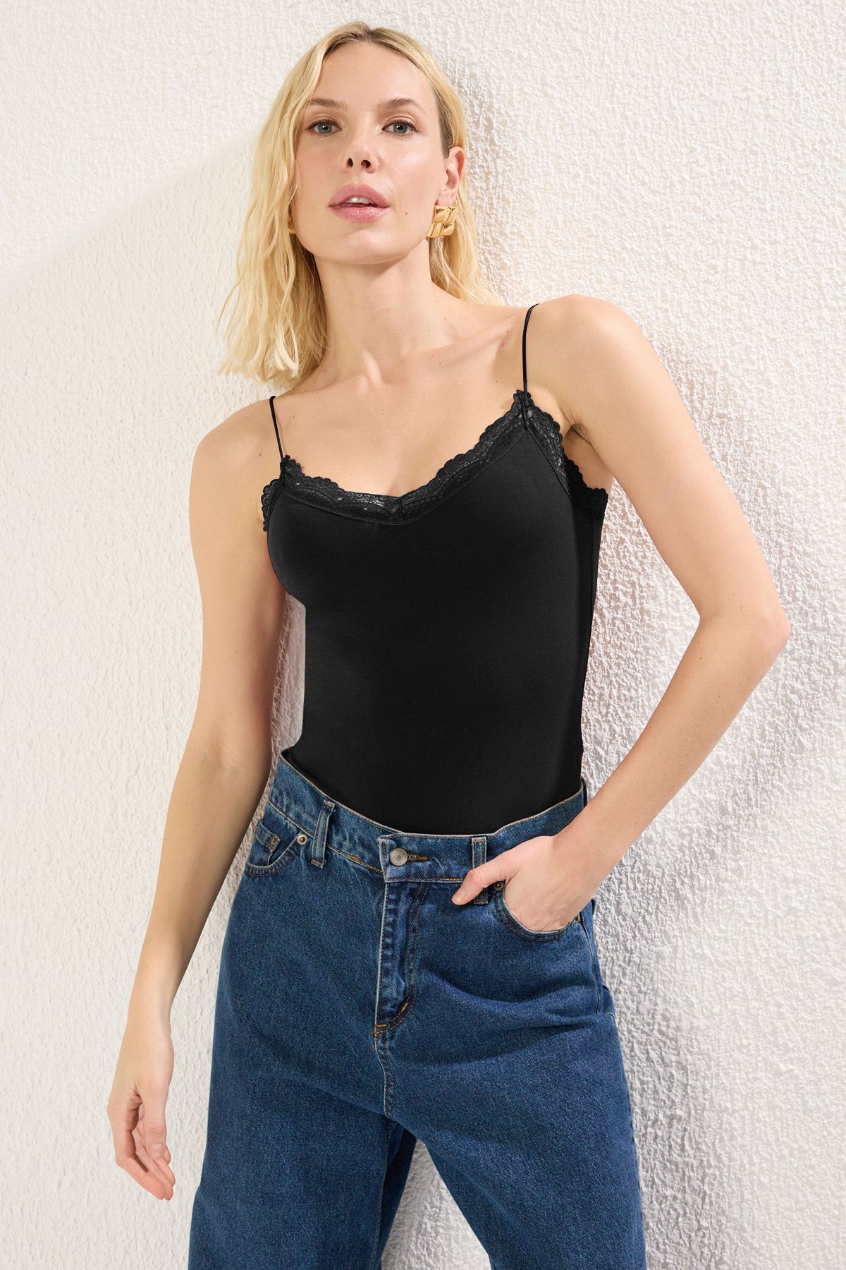 Trendyol Collection Czarne Koronkowe Body Z Rozciągliwym Body I Body - Napy Na Dole Twoss25bd00008 Kobieta - XL