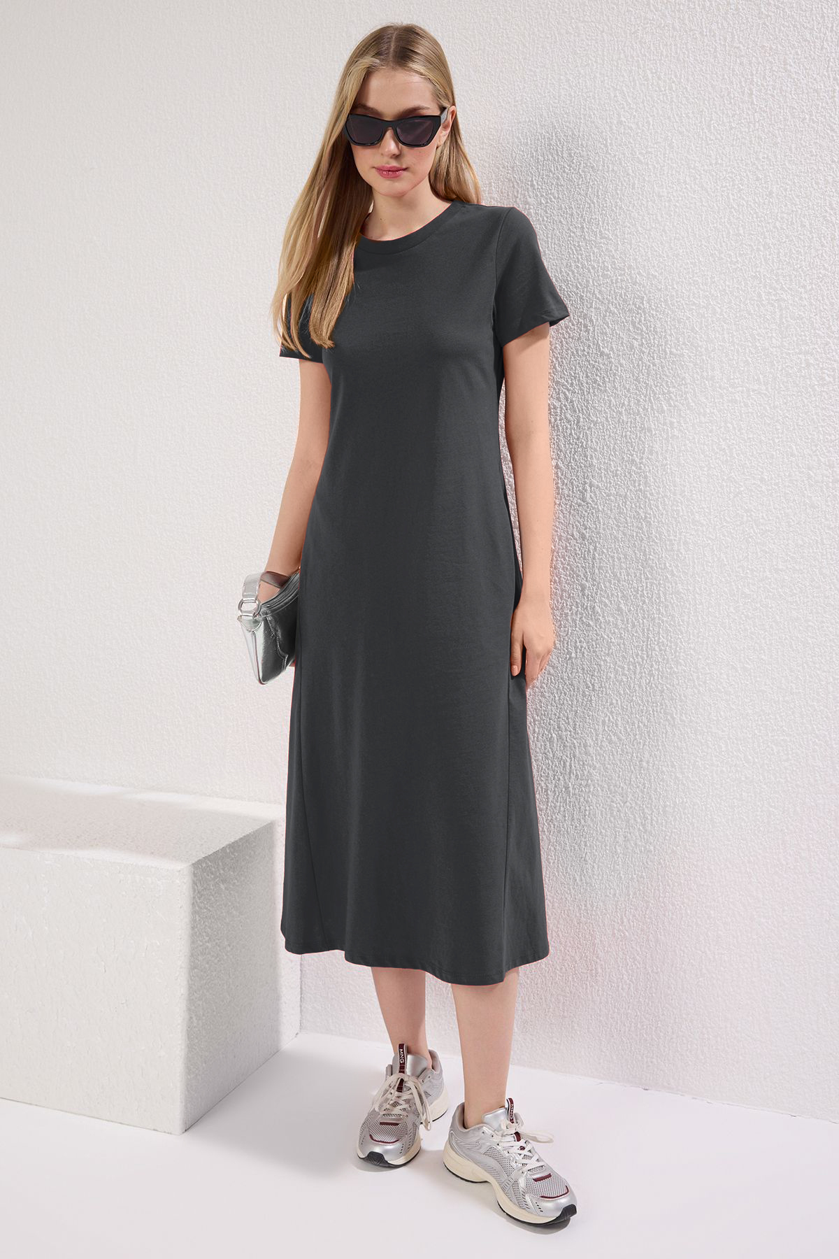 Trendyolmilla  Antrasit Düz T-shirt Elbise Cep Midi Örme Elbise TWOSS24EL00169 - Görsel 2