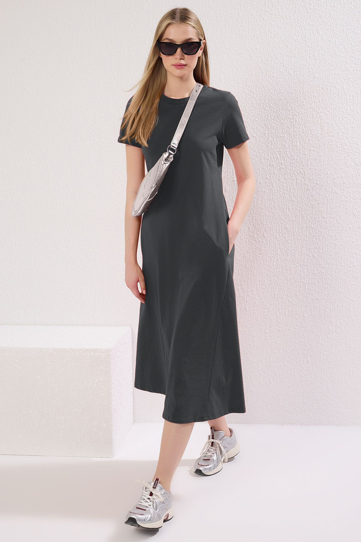 Trendyolmilla  Antrasit Düz T-shirt Elbise Cep Midi Örme Elbise TWOSS24EL00169