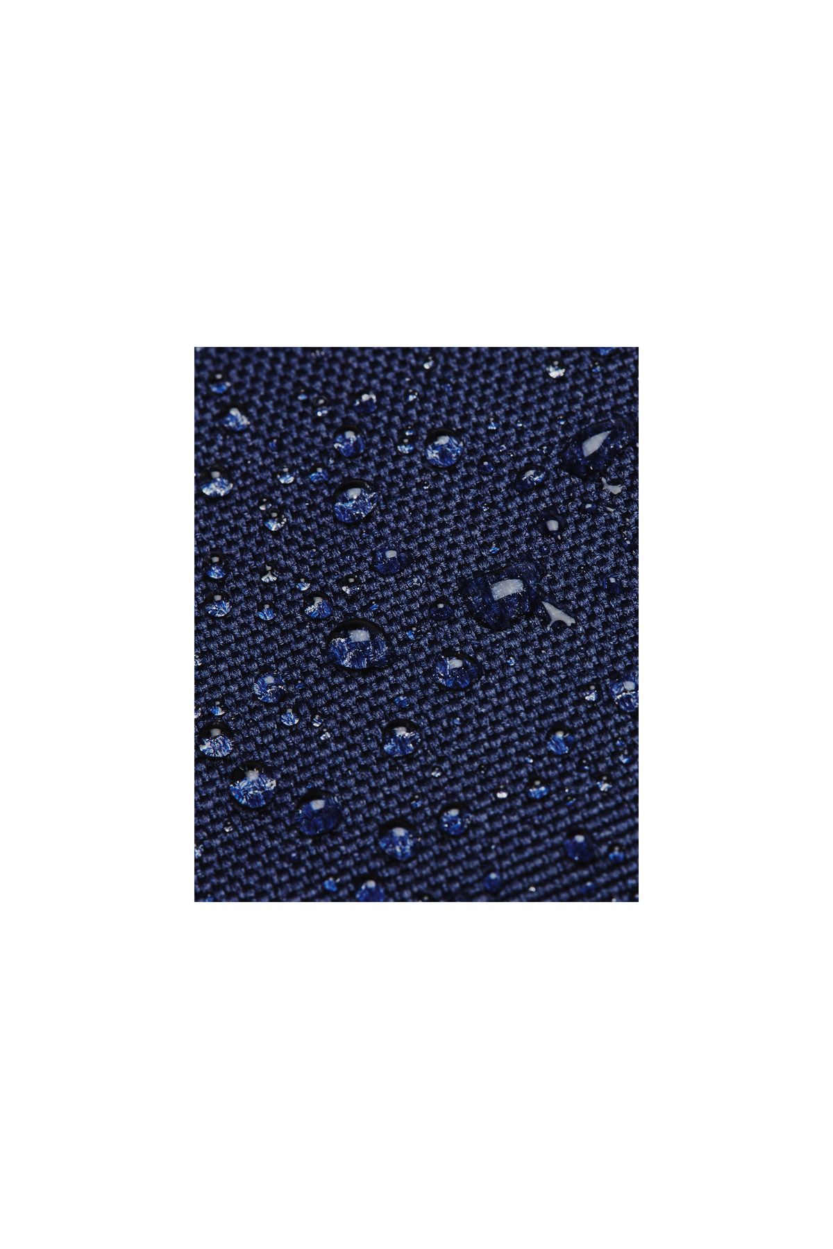 کیف اسپرت استوانه‌ای مقاوم و شیک، طراحی ویژه از مجموعه Sportswear Under Armour