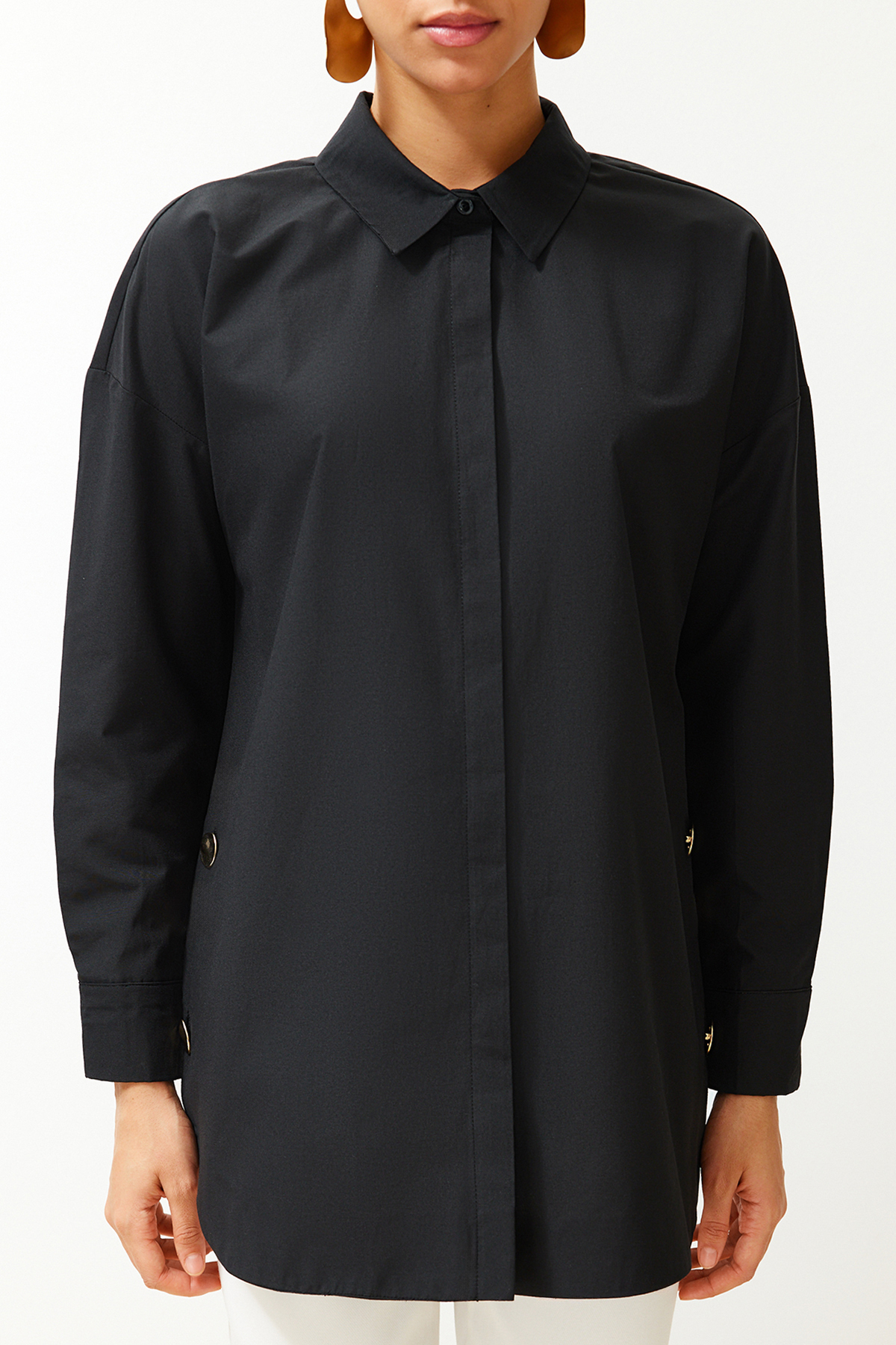  TRENDYOL MODEST Siyah Dü?me Aksesuar Detayl? Pamuklu Dokuma G?mlek