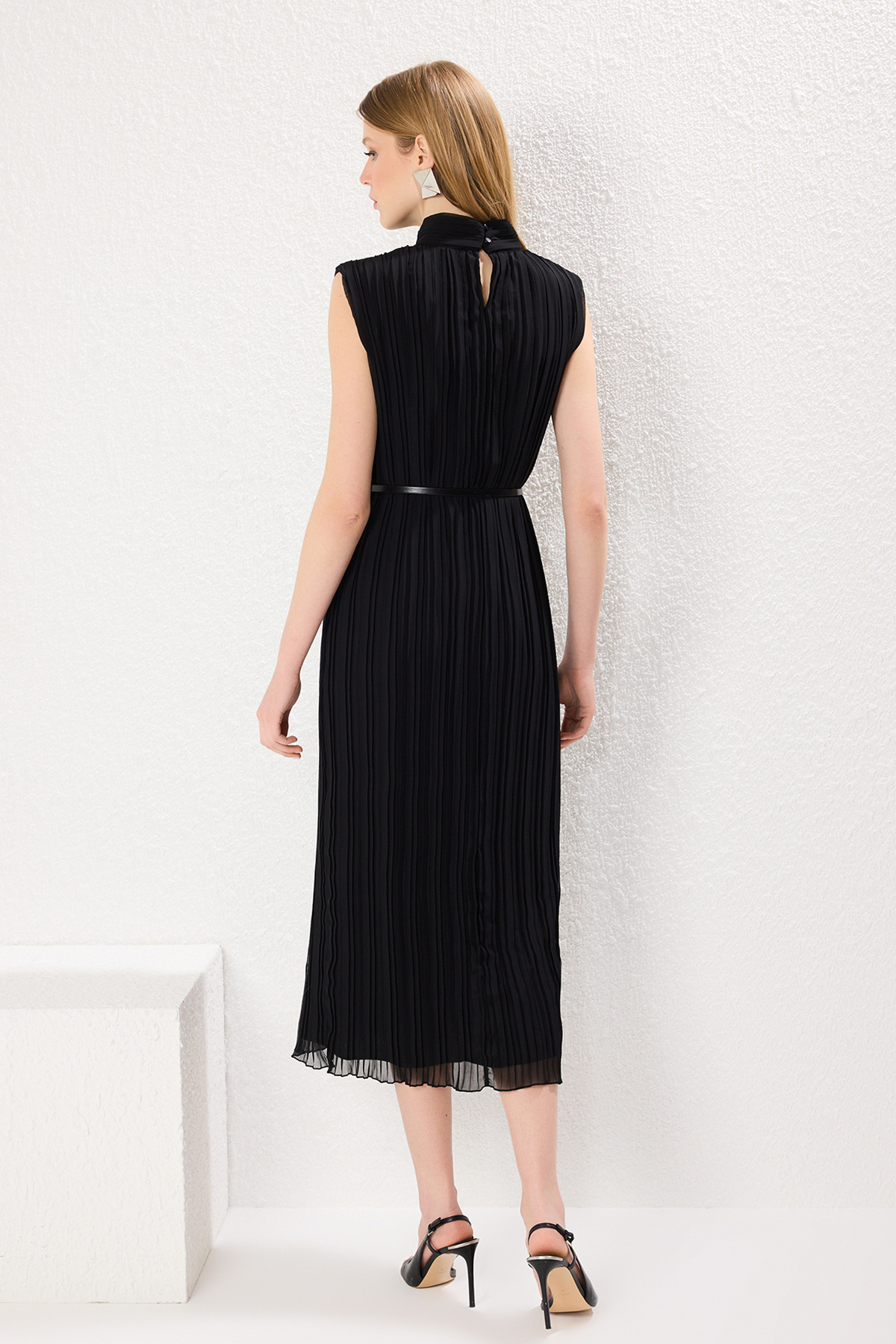 Trendyolmilla  Siyah Kemerli Düz Kesim Piliseli Midi Astarlı Şifon Dokuma Elbise TWOSS25EL00118 - Görsel 4