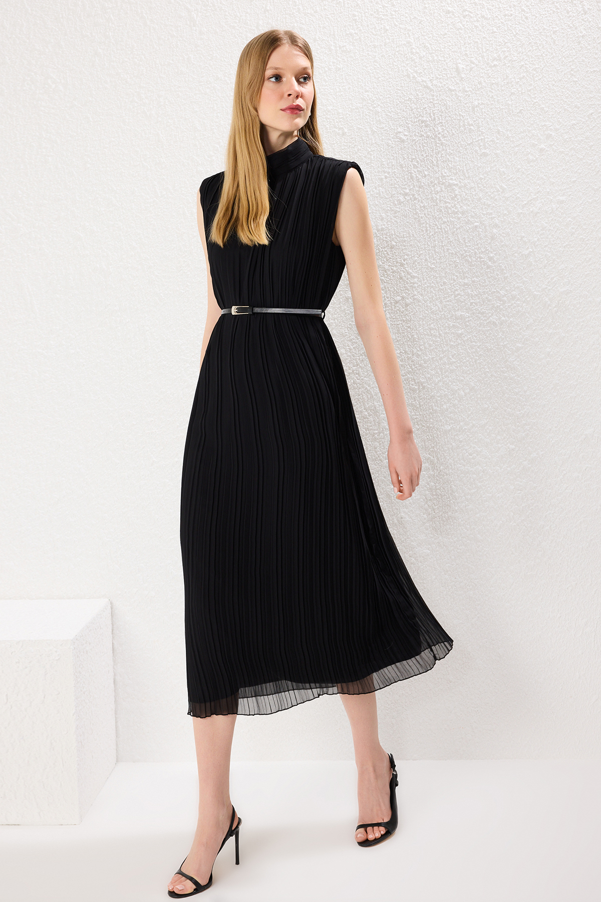 Trendyolmilla  Siyah Kemerli Düz Kesim Piliseli Midi Astarlı Şifon Dokuma Elbise TWOSS25EL00118