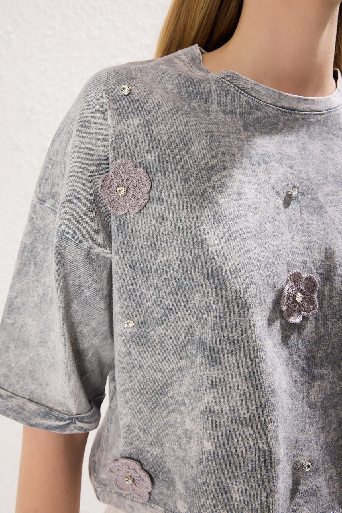 Trendyolmilla  Gri Kalın Pamuklu Yıkamalı Çiçekli Relaxed/Rahat Kalıp Crop Örme T-Shirt TWOSS25TS00131 - Görsel 3