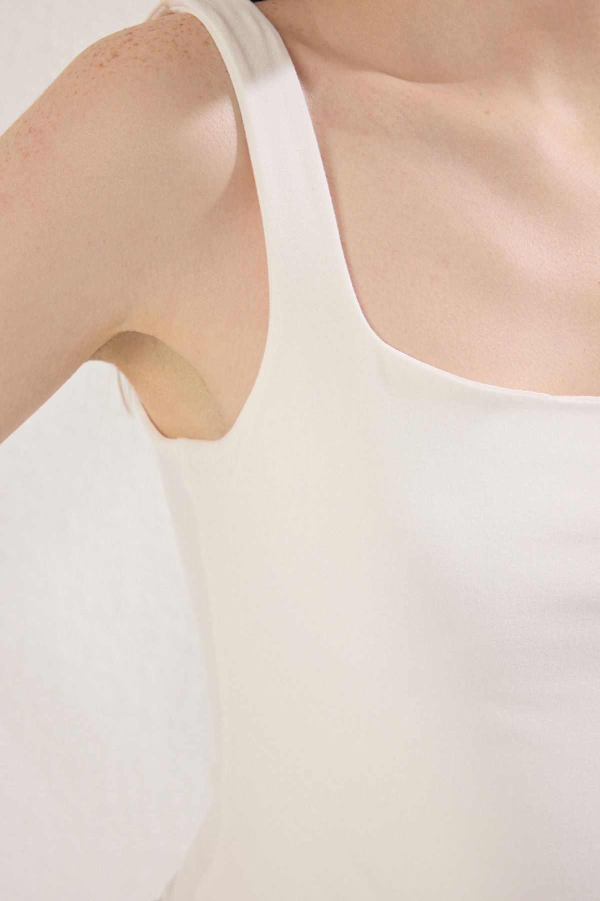 Trendyol Collection-Ecru Square Neck Fitted/Fitted Soft Touch/Soft Snap Flexible Knitted Bodysuit Twoss24Bd00001 3