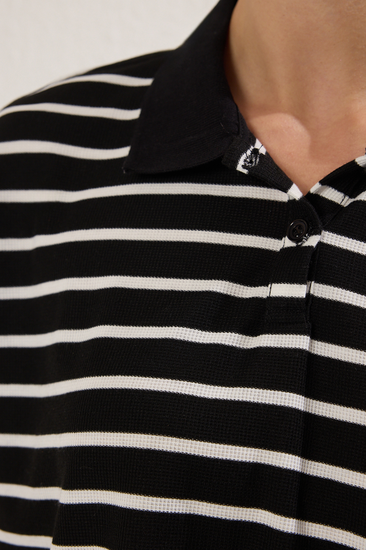 Trendyolmilla  Siyah Çizgili Relaxed/Rahat Kalıp Crop Örme T-shirt TWOSS25TS00109 - Görsel 3