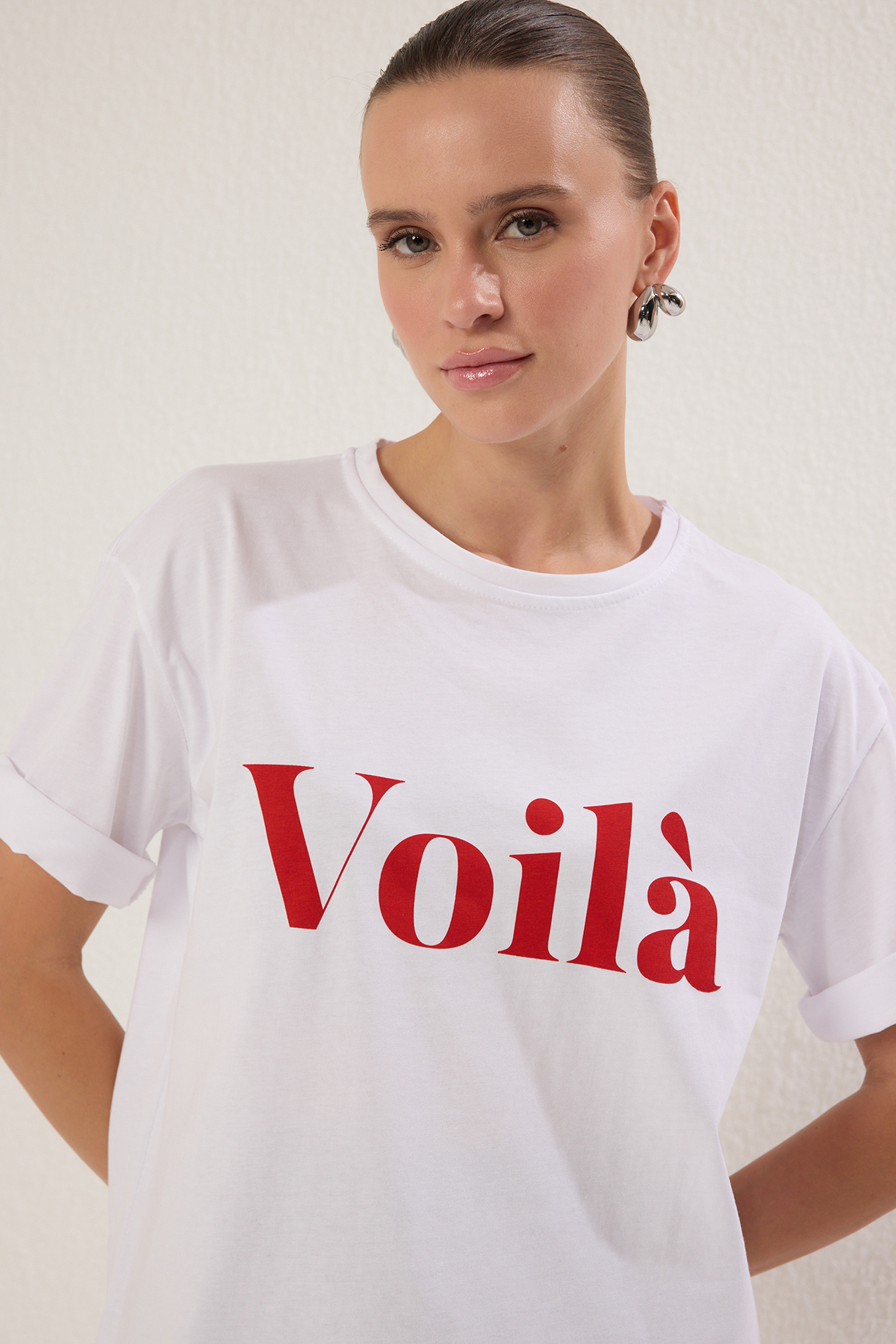 Trendyolmilla  Ekru %100 Pamuk Slogan Baskılı Oversize/Geniş Kesim Örme T-Shirt TWOSS25TS00179