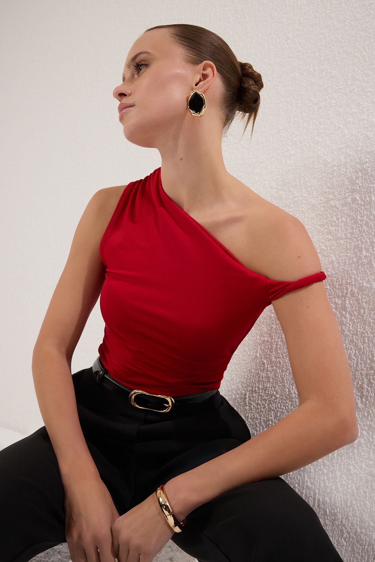 Trendyol Collection-Rote Strickbluse mit asymmetrischem Ausschnitt – Kordelzug-Detail, körperbetont TWOSS25BZ00279 3