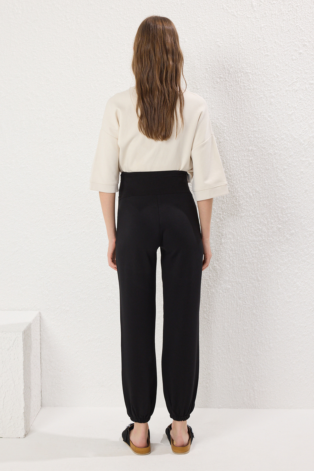 Trendyol Collection-Schwarze Loose-Jogginghose für Schwangere mit elastischem Bein und Bauchmuskeln TBBSS25AJ00002 4