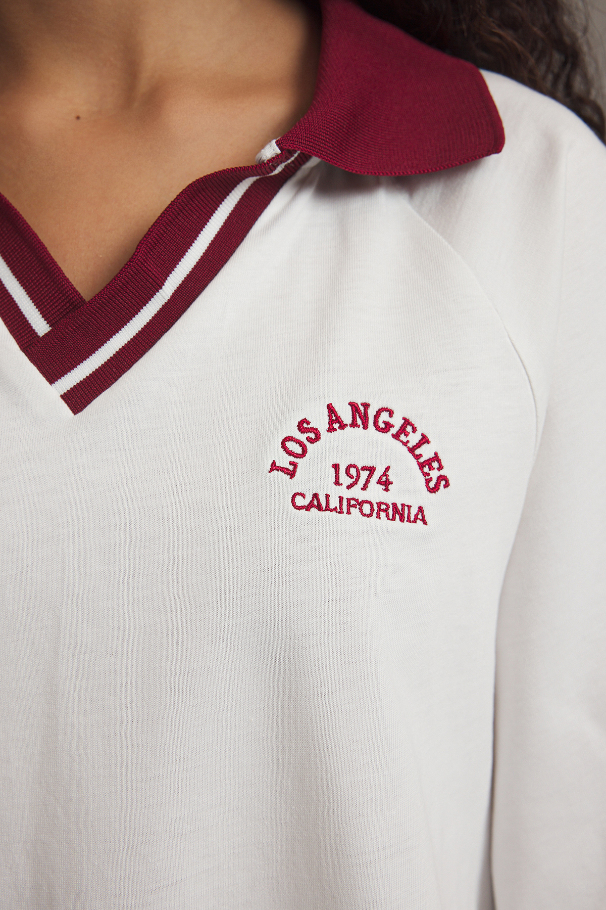 Trendyolmilla  Ekru Kalın Pamuklu Triko Bant Detaylı Nakışlı Overize/Geniş Kalıp Örme T-Shirt TWOSS25TS00100 - Görsel 3