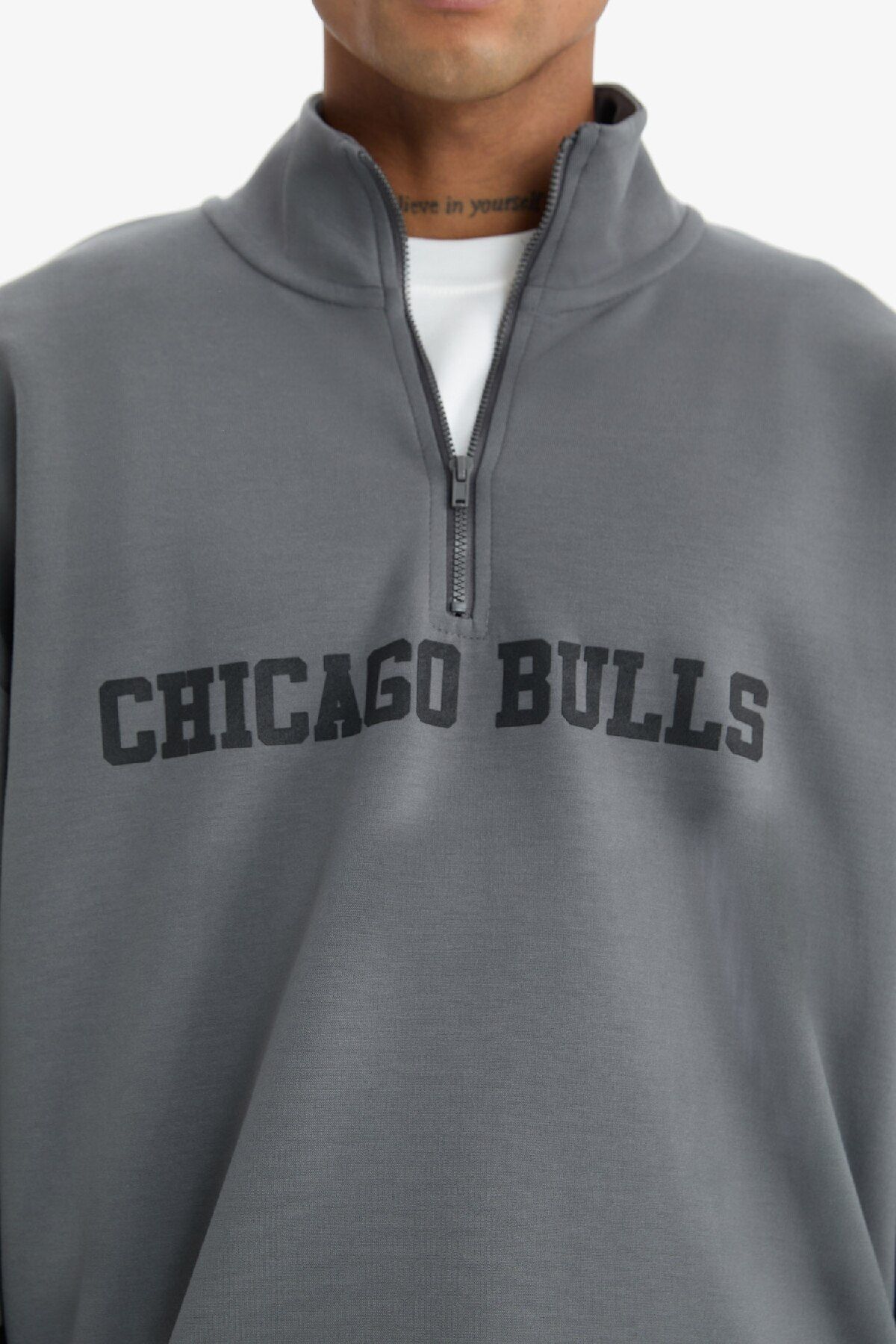 DeFacto-DeFactoFit NBA Chicago Bulls Oversize Wide Fit cipzáras állógallér Skuba Diver Fabric pulóver D 6