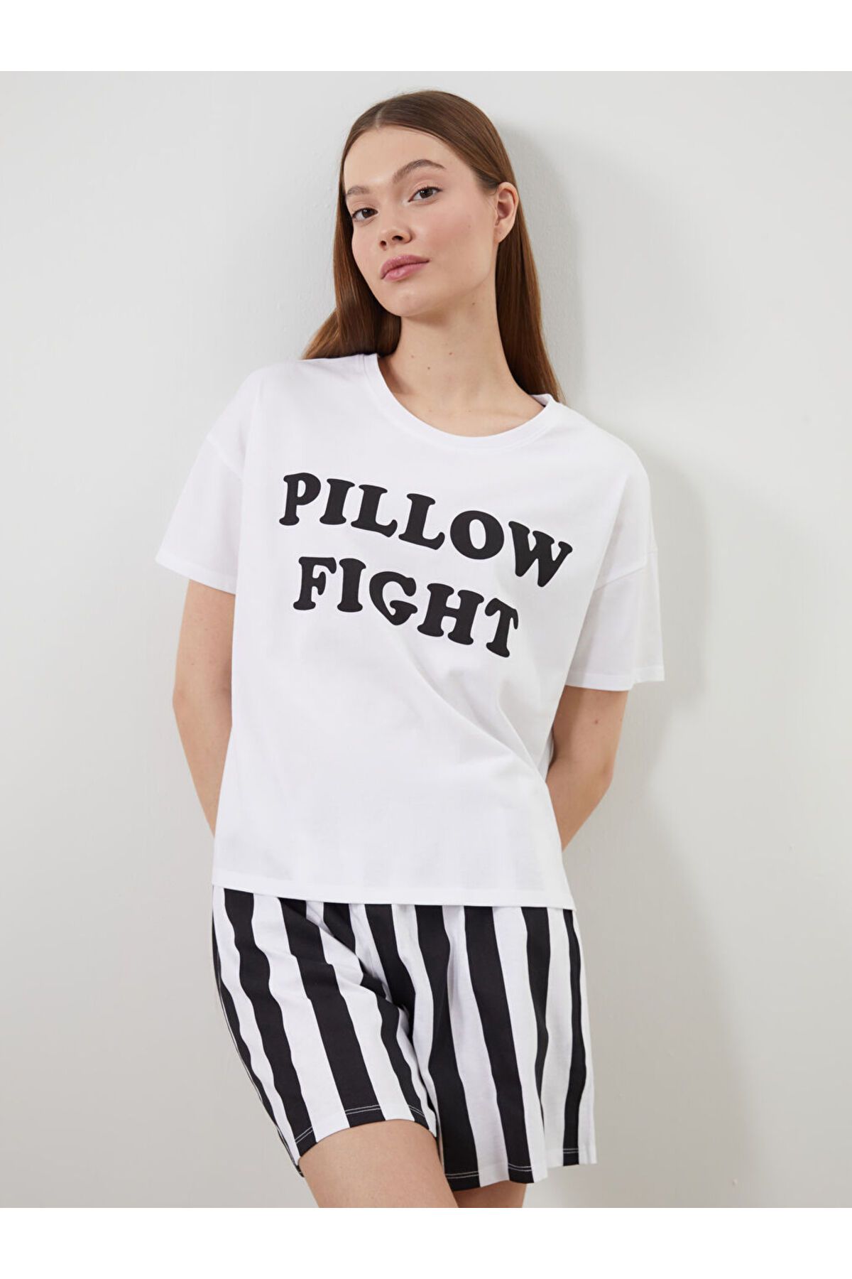 LC Waikiki Yeni Sezon Bisiklet Yaka Baskili Kadin Sortlu Pijama Takimi - S5DR56Z8