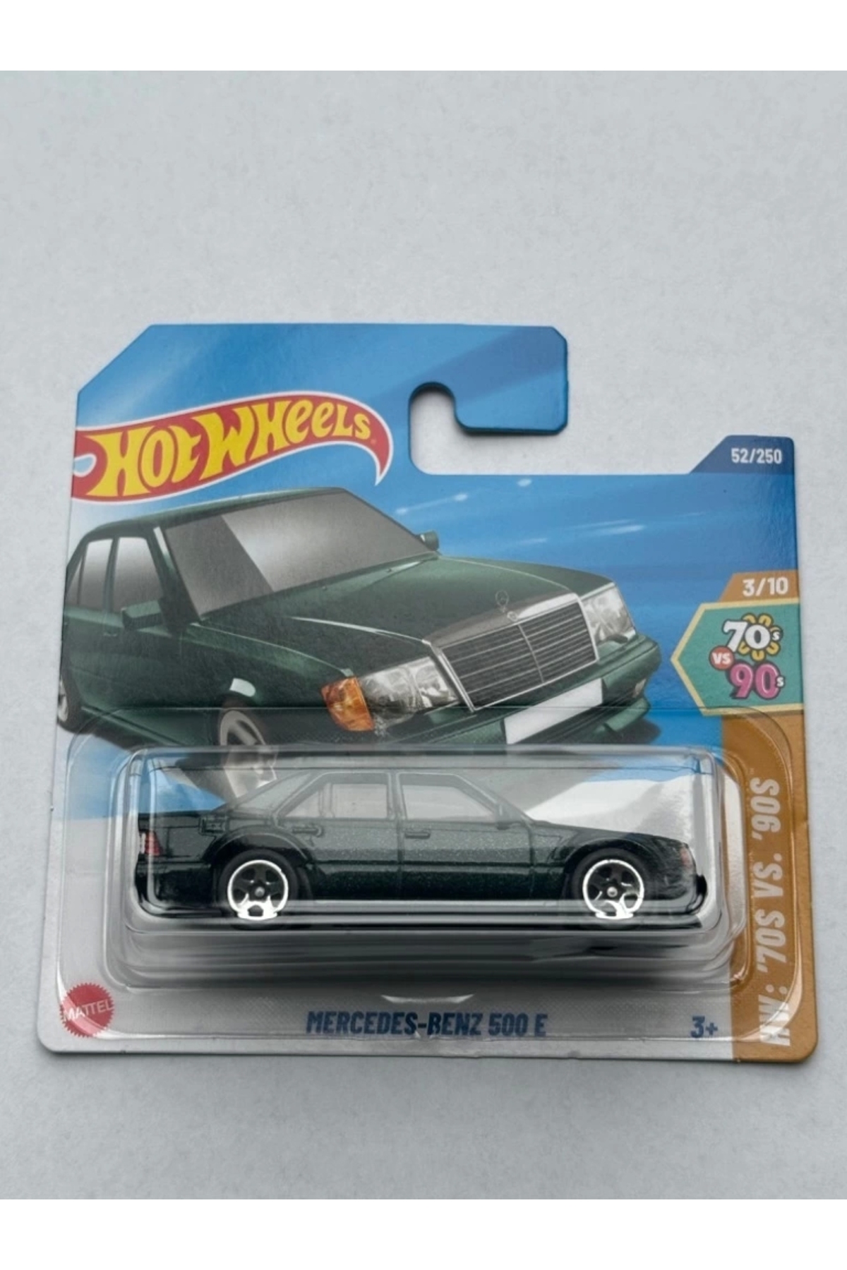 Hot Wheels Mercedes-Benz 500 E - Modello In Scala 1:64, Colore Grigio Metallizzato, Serie 70's Vs 90's 2025