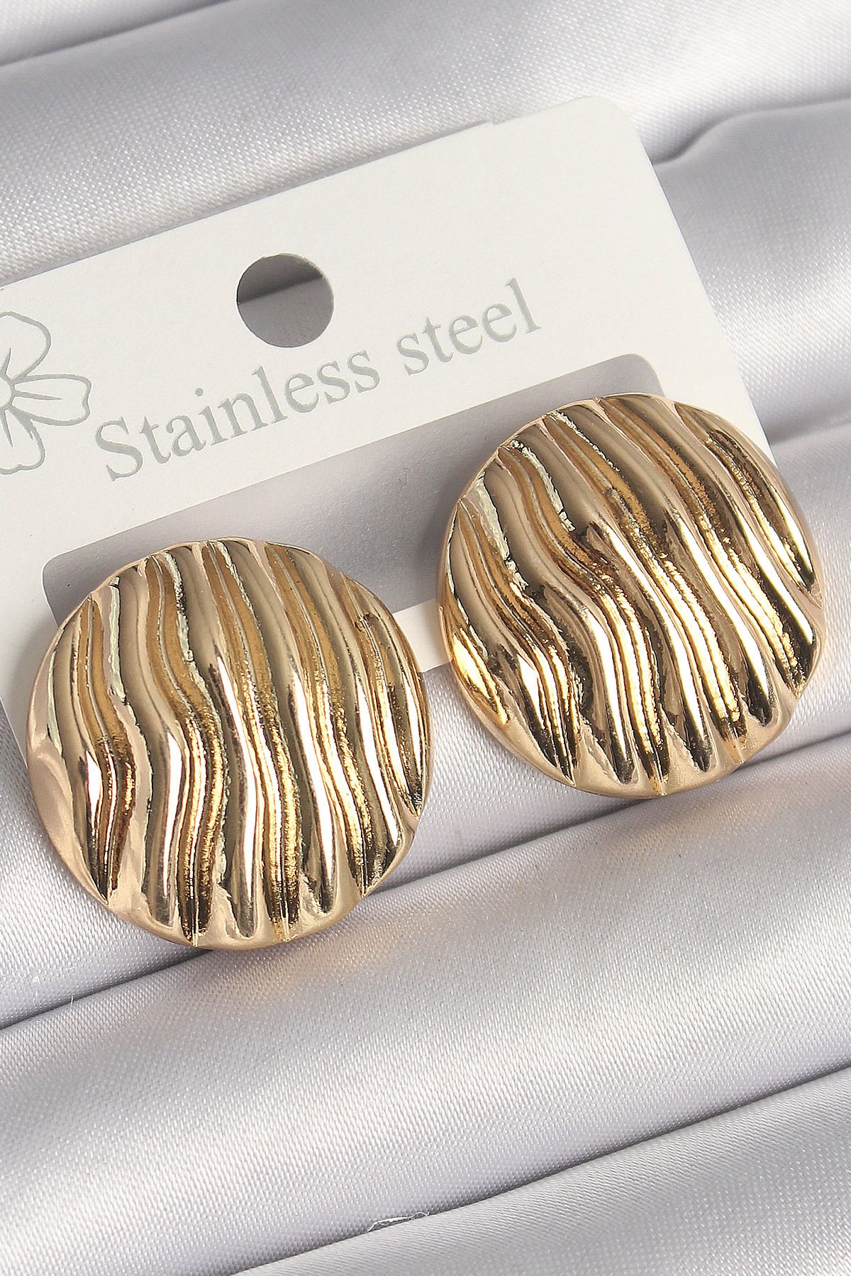 BZK ACCESSORİES Pirinç Gold Renk İşlemeli Daire Plaka Model Kadın Küpe