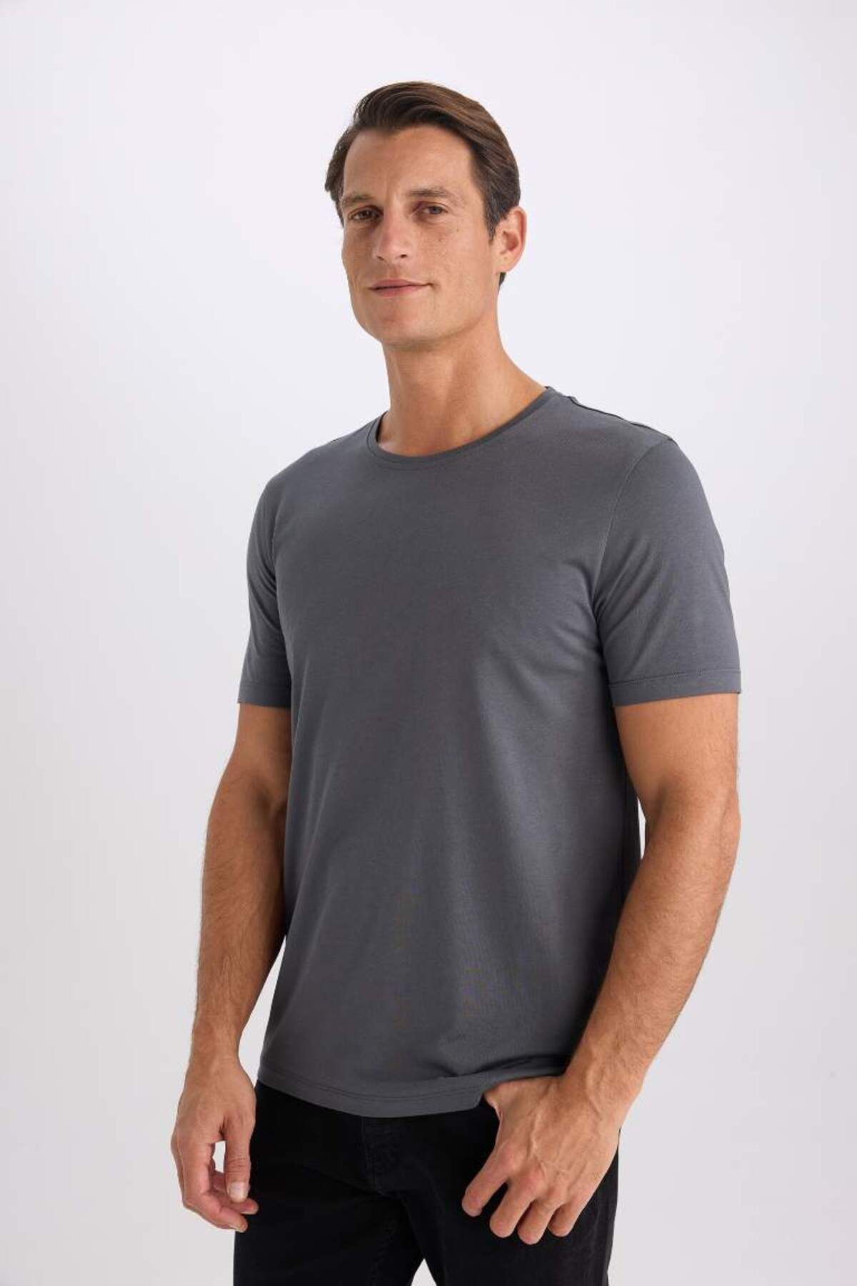 DeFacto Yeni Sezon Slim Fit Dar Kesim Bisiklet Yaka Modal Karışımlı Pamuklu Basic Düz Kısa