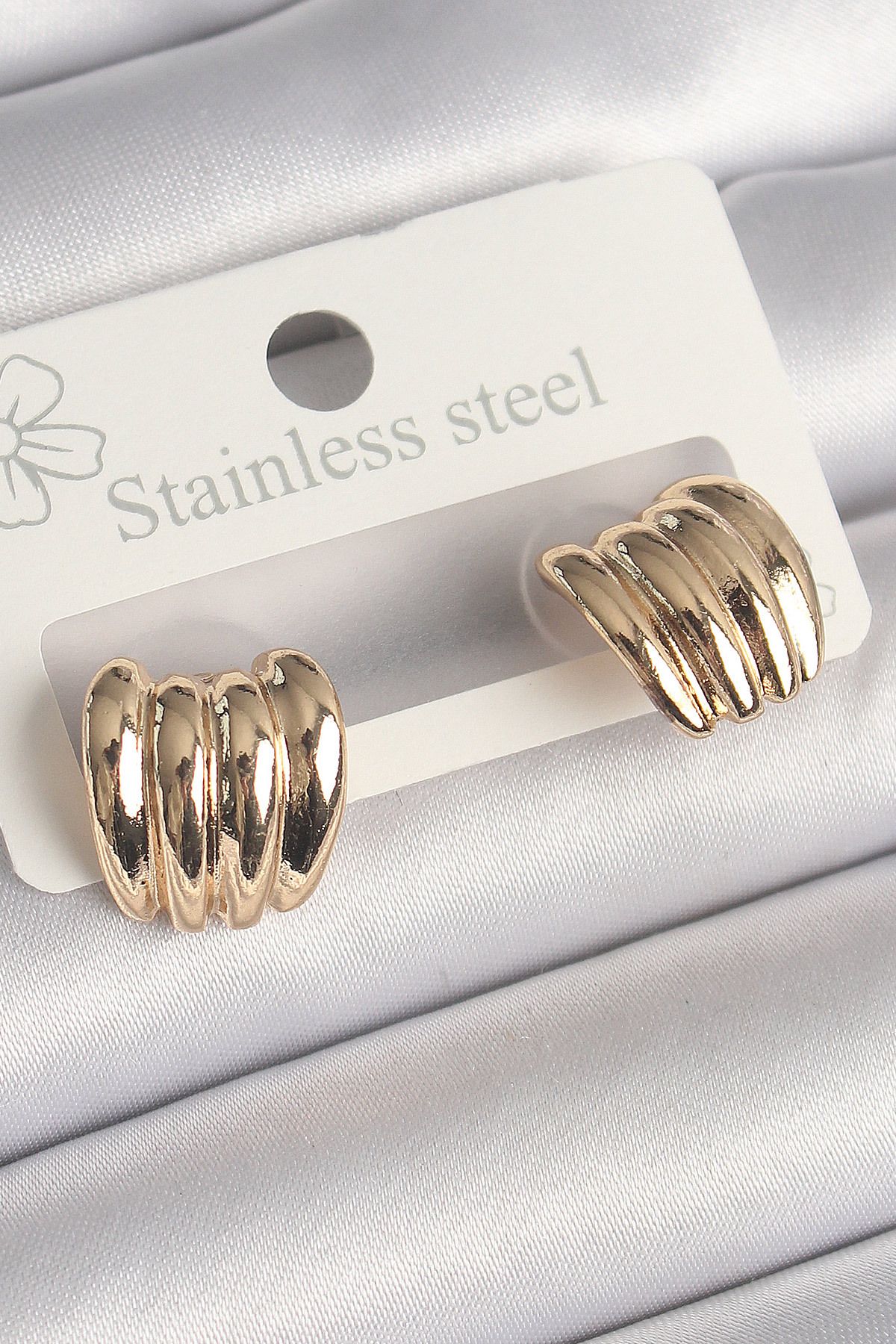 New Things Pirinç Gold Renk İşlemeli Yarım Halka Model Kadın Küpe