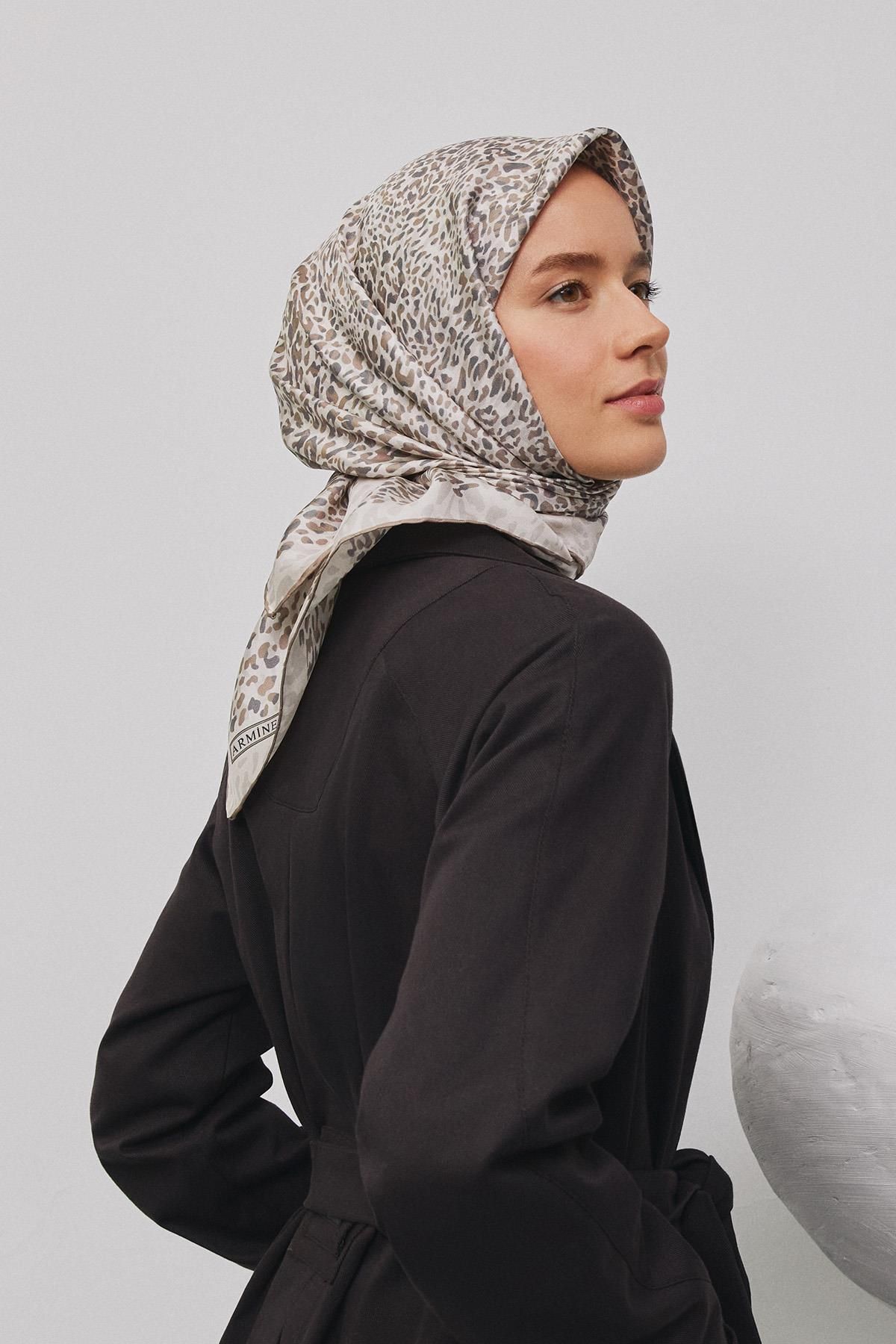 Armine-Eșarfă din twill de mătase pură cu model Model: 9352-05 1