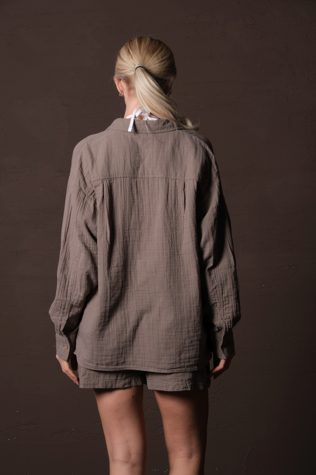 Maule  Kahverengi %100 Pamuk Açma Yapmaz Müslin Kumaş Katlanabilir Kol Apoletli Yazlık Kadın Gömlek @sintra - Görsel 6