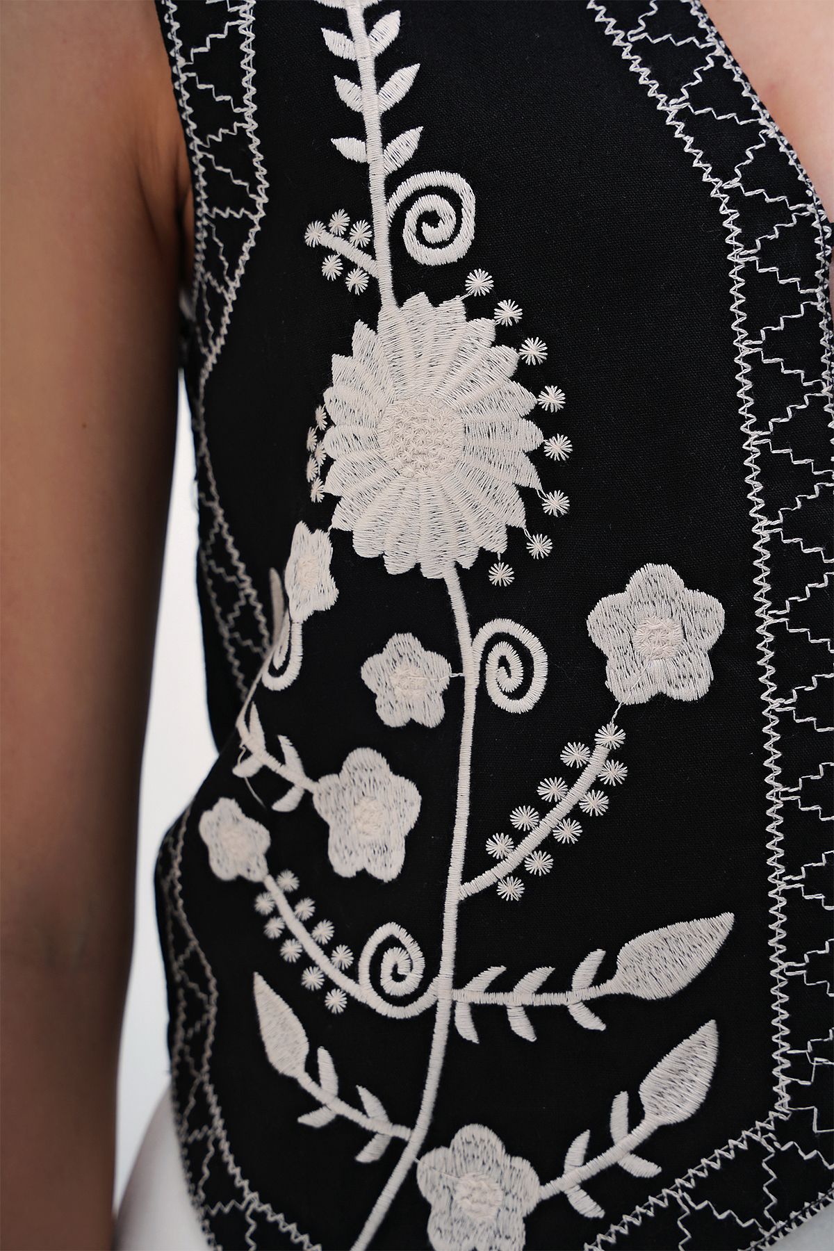 VAGGON-Women's Black Button Detailed Embroidered Linen Vest Prmx13358 2