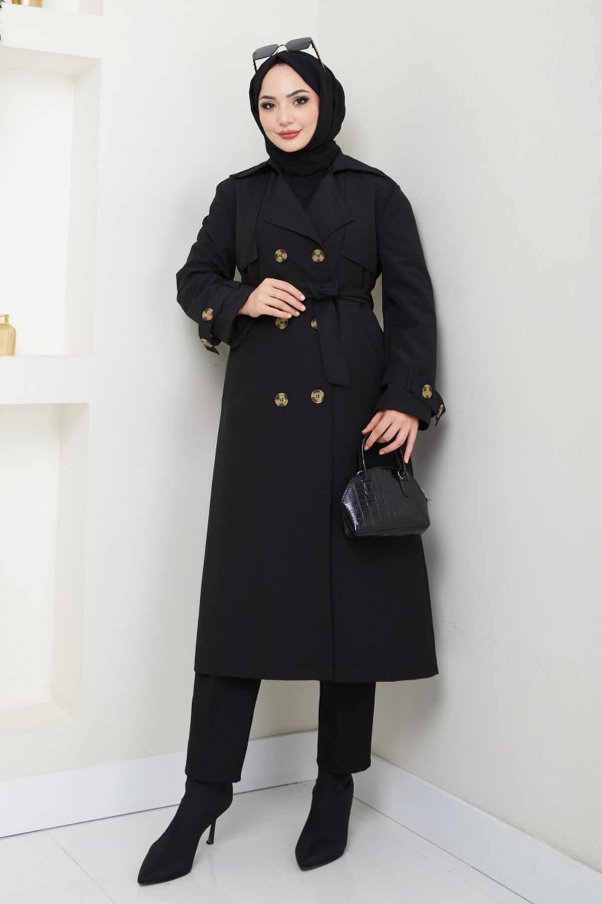 InStyle-Lined Black Trench Coat with Epaulettes on the Shoulders 1