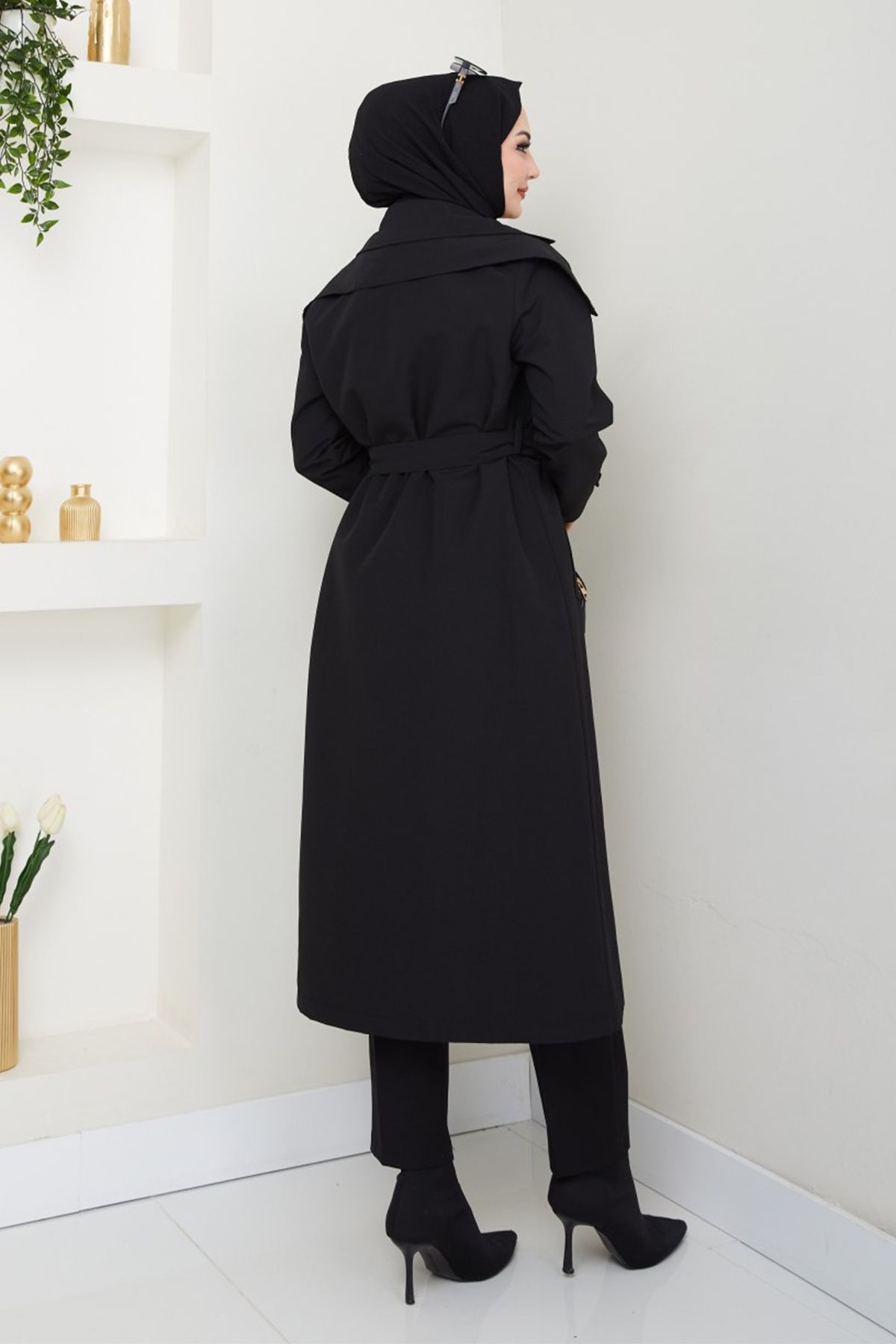 InStyle-Lined Black Trench Coat with Epaulettes on the Shoulders 4