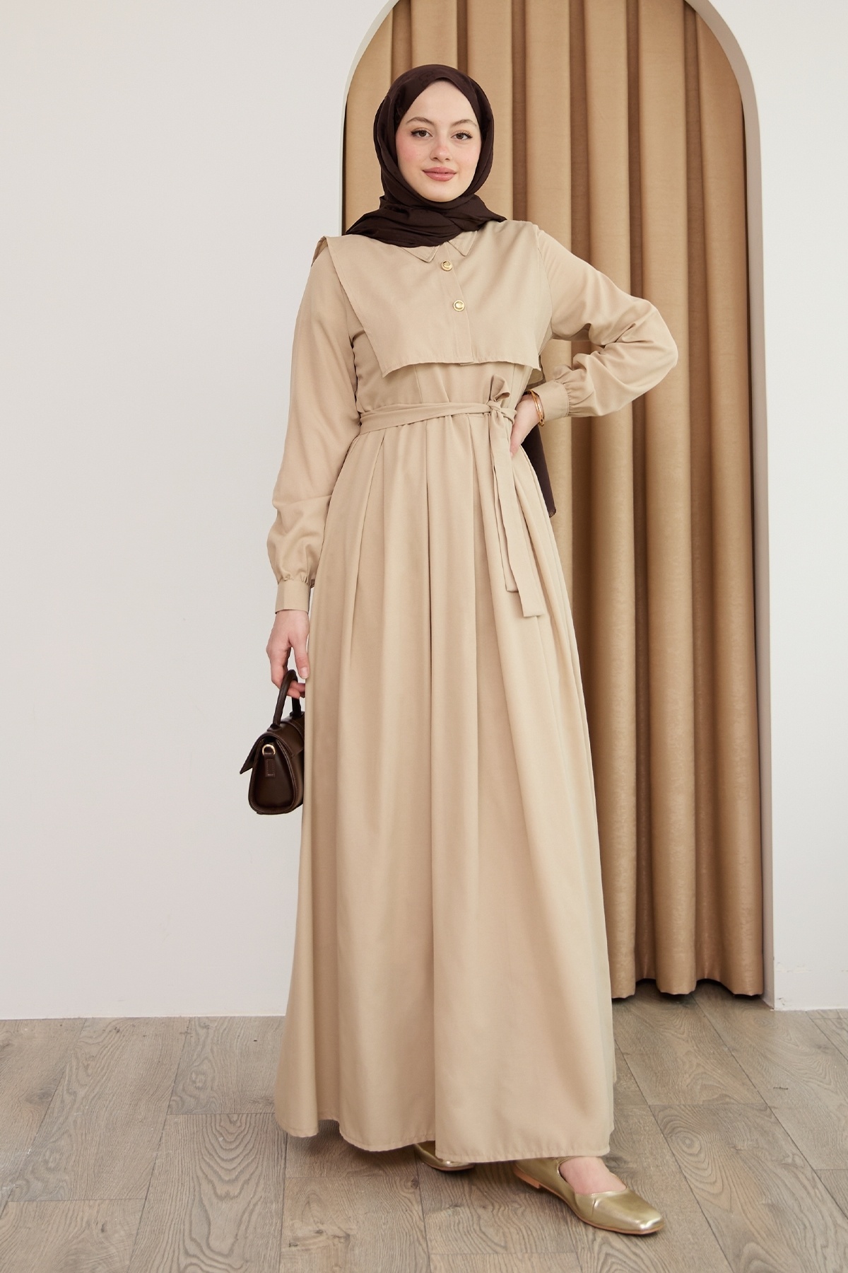 InStyle-Beigefarbenes Bolero-Kleid mit Knopfdetail 1
