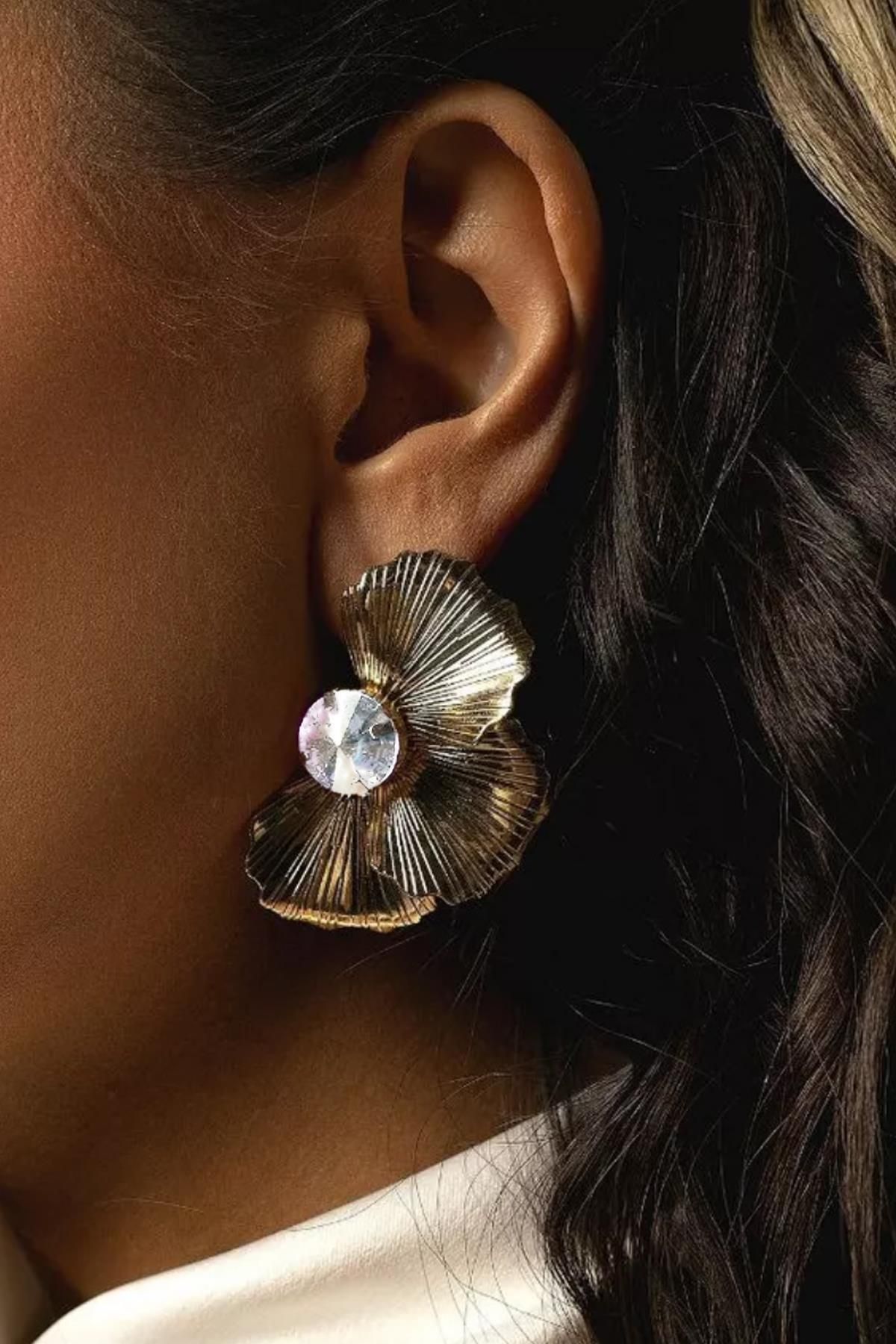 New Obsessions-Gold Elegant Half Flower Patterned Women's Stud Earrings 4