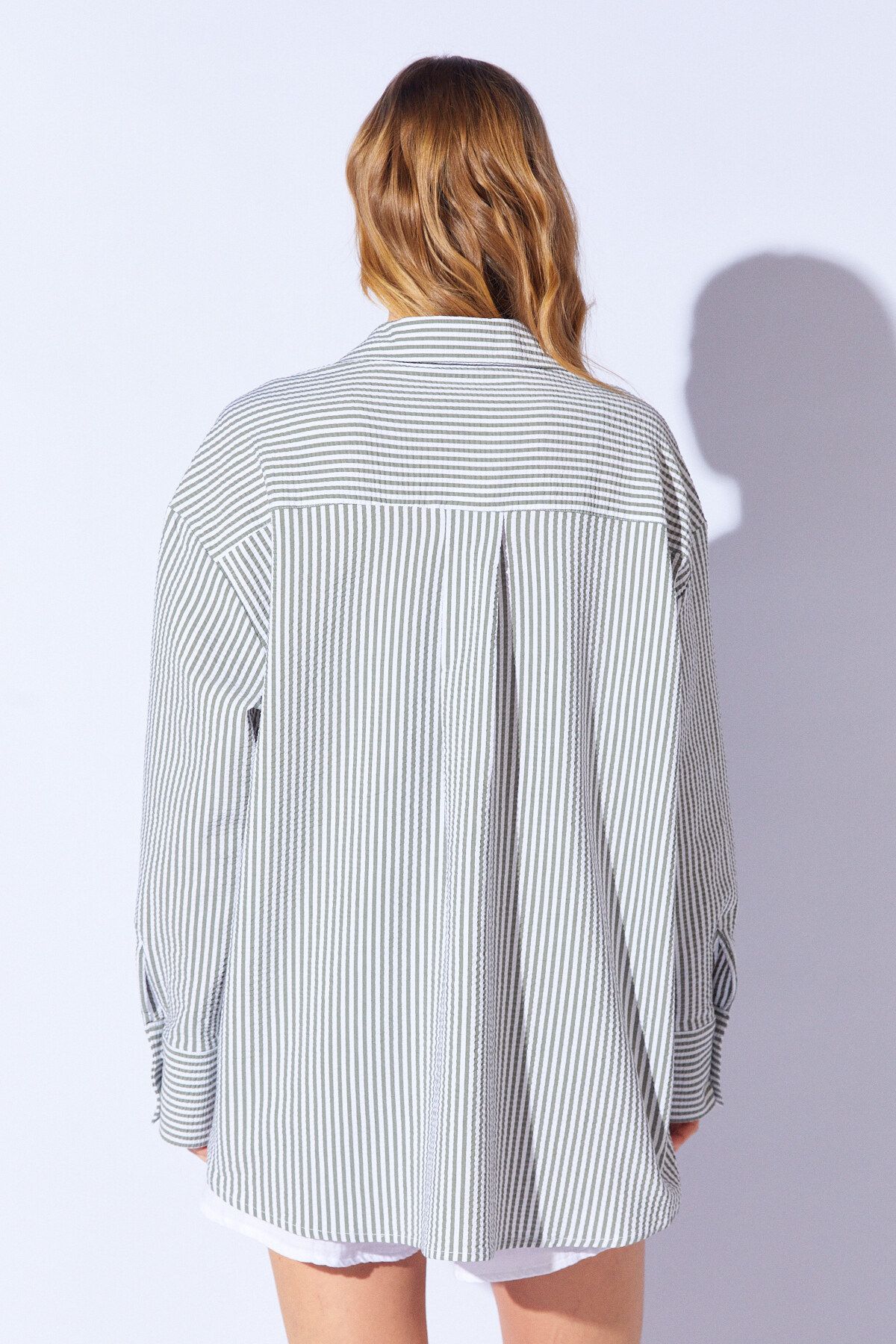 Manche-Seersucker Striped Oversize Relaxed Fit Women's Shirt |   Khaki Mks 1610021 -1 5