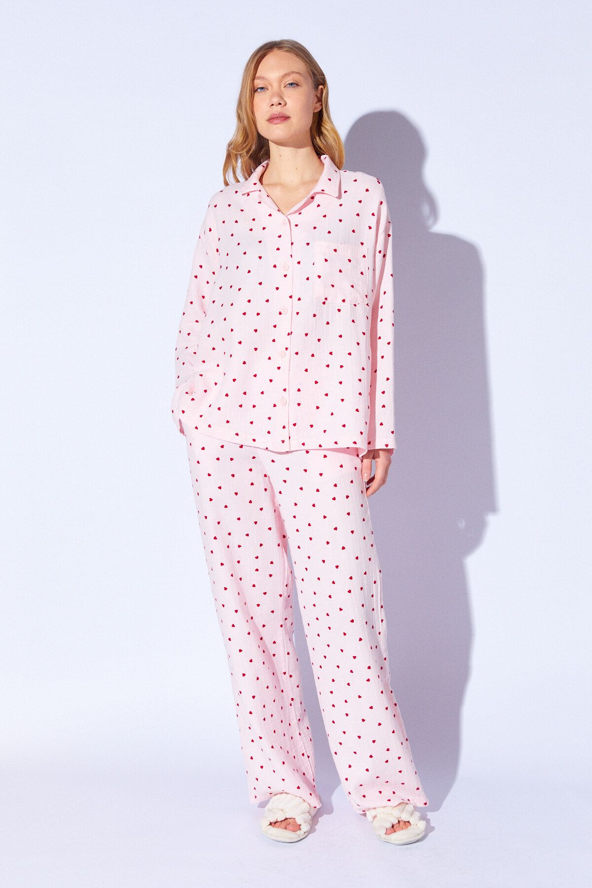 Pudra Apaş Yaka Gömlek Ve Cep Detaylı Pantolon Müslin Kalp Desenli Yıkamalı Pijama Takım I MKS181373