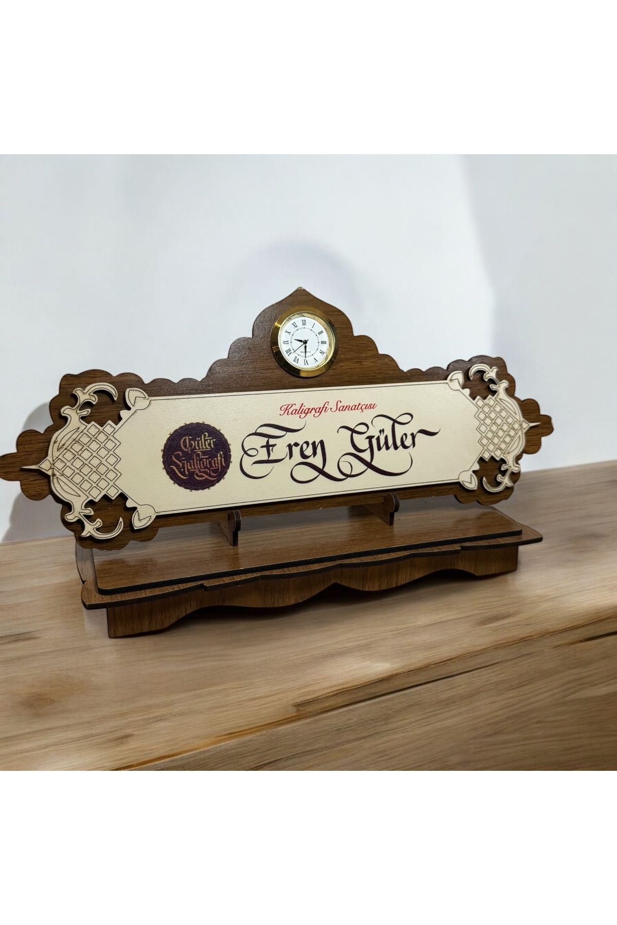Güler Kaligrafi KALİGRAFİ SANATI İLE İSİM YAZILMIŞ AHŞAP DEKORATİF SAATLİ MASA İSİMLİĞİ KAHVERENGİ