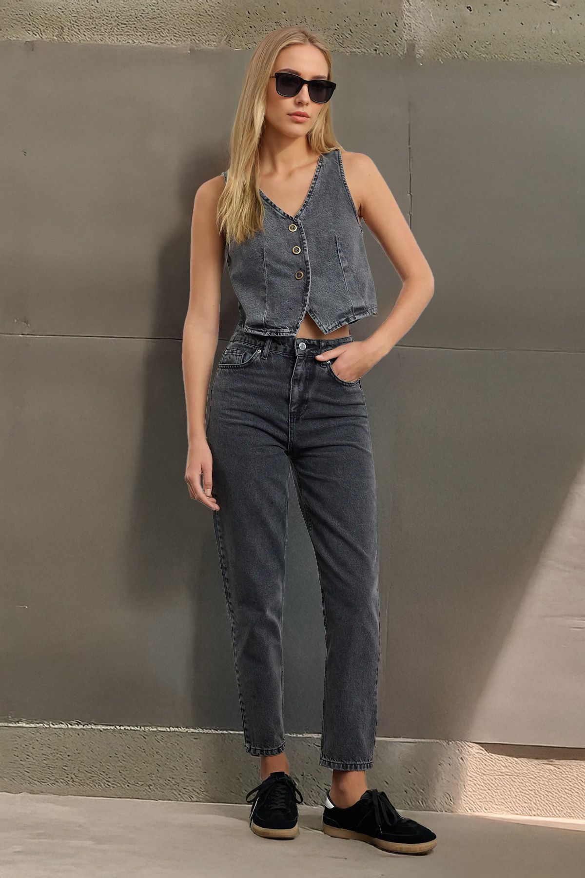 Trendyol Collection Černé džíny Mom Jeans s vysokým pasem TWOSS23JE00067