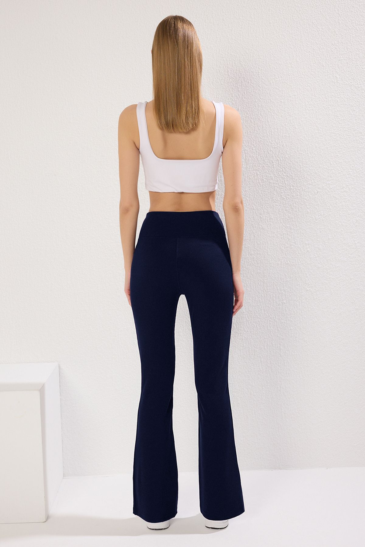 Trendyol Collection-Dunkelmarineblaue gerippte Yoga-Strick-Sportstrumpfhose mit spanischem Bein TWOAW23TY00011 4