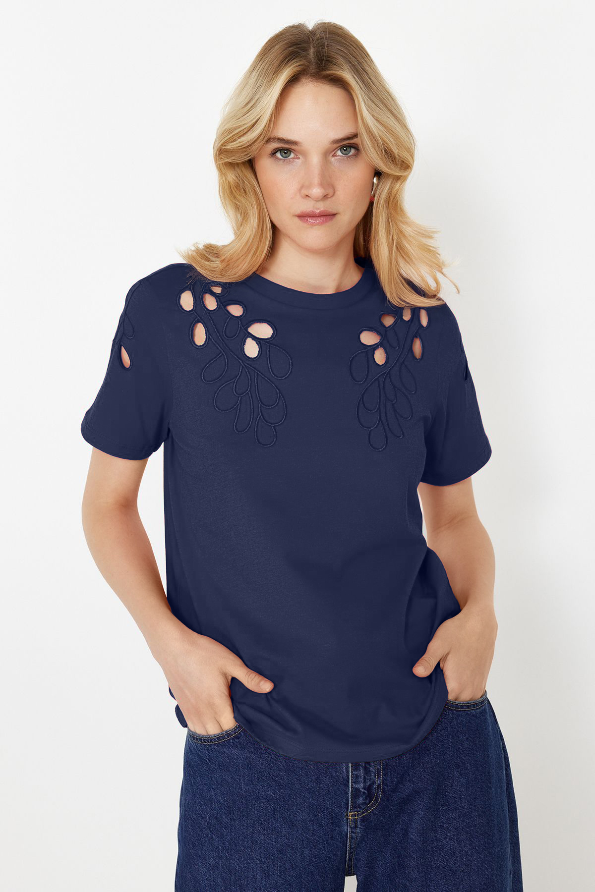 Trendyolmilla  Lacivert Brode Nakışlı Basic/Regular Kalıp Örme T-Shirt TWOSS24TS00069 - Görsel 2