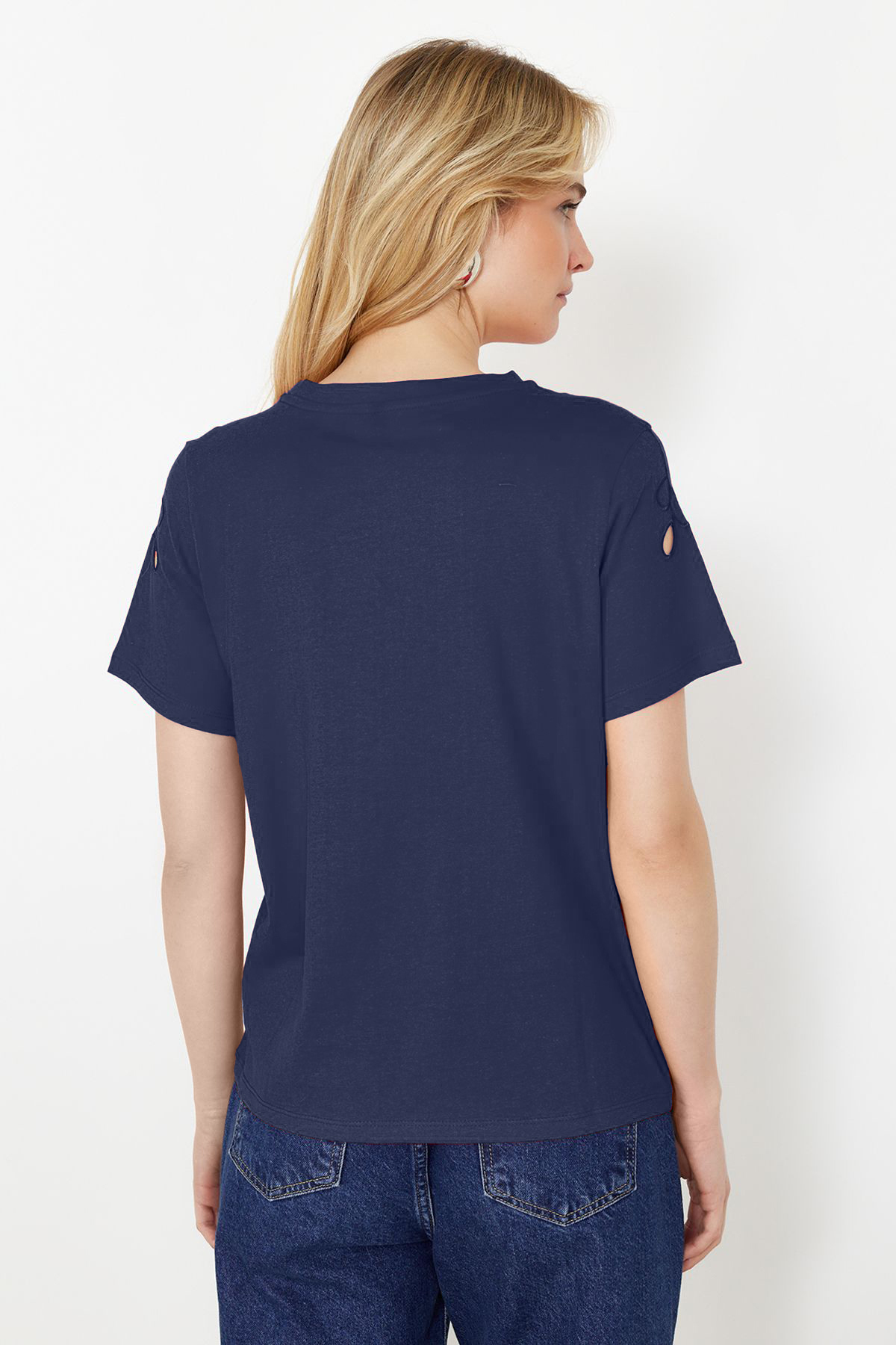 Trendyolmilla  Lacivert Brode Nakışlı Basic/Regular Kalıp Örme T-Shirt TWOSS24TS00069 - Görsel 5