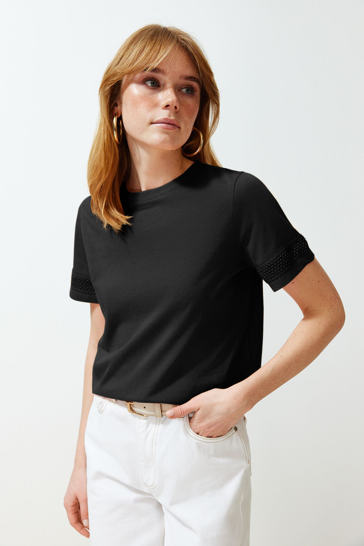 Trendyol Kollektion Schwarzes, dickes Baumwoll-T-Shirt mit Accessoire-Details...