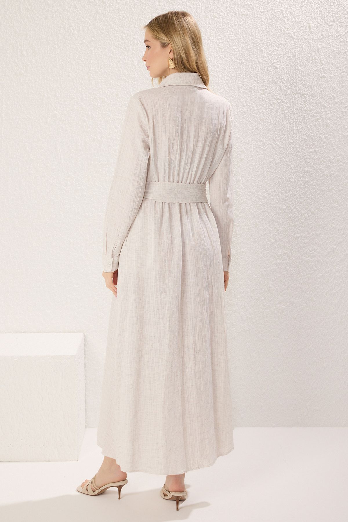 Trendyol Modest-Beigefarbenes, gewebtes Hemdkleid mit Gürtel TCTSS25EB00068 4
