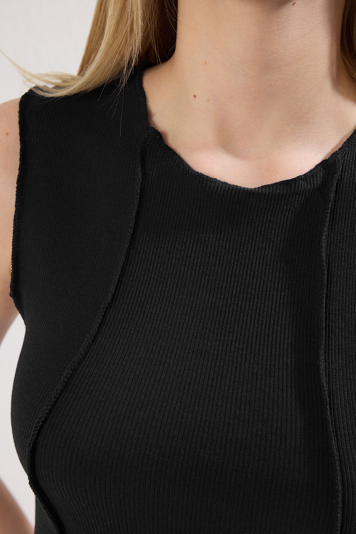 Trendyolmilla  Siyah Sıfır Kol Vücuda Oturan Nervür Detaylı Fitilli Esnek Mini Örme Elbise TWOSS25EL00475 - Görsel 3