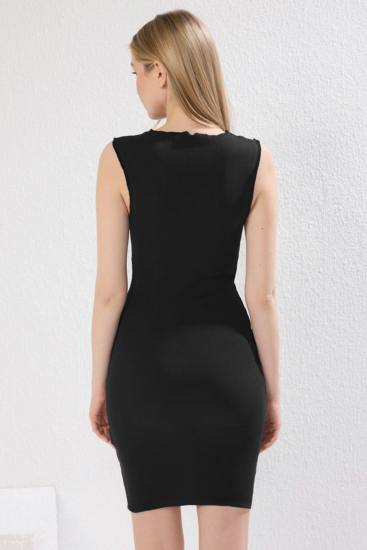 Trendyolmilla  Siyah Sıfır Kol Vücuda Oturan Nervür Detaylı Fitilli Esnek Mini Örme Elbise TWOSS25EL00475 - Görsel 5