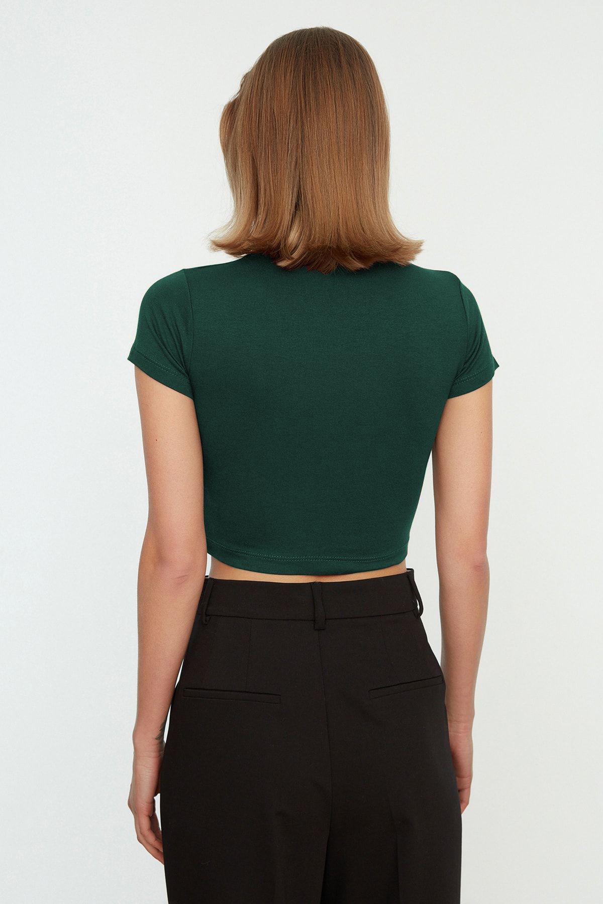 Trendyol Collection-Smaragdgrüne, dehnbare, viskose Crop-Bluse mit zweireihigem Ausschnitt – TWOSS22BZ0536 5